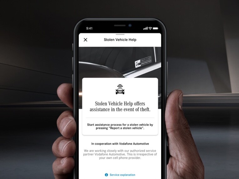 Op een smartphone wordt via het digitale extra voor Urban Guard hulp geboden bij diefstal van een auto