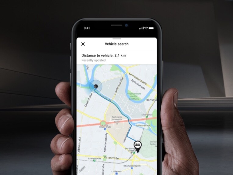 Op een smartphone wordt met het digitale extra voor remote de locatie van de auto weergegeven