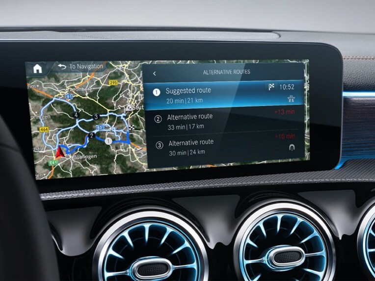 The MBUX multimedia system displays the best route for the driver thanks to the hard-disc navigation.