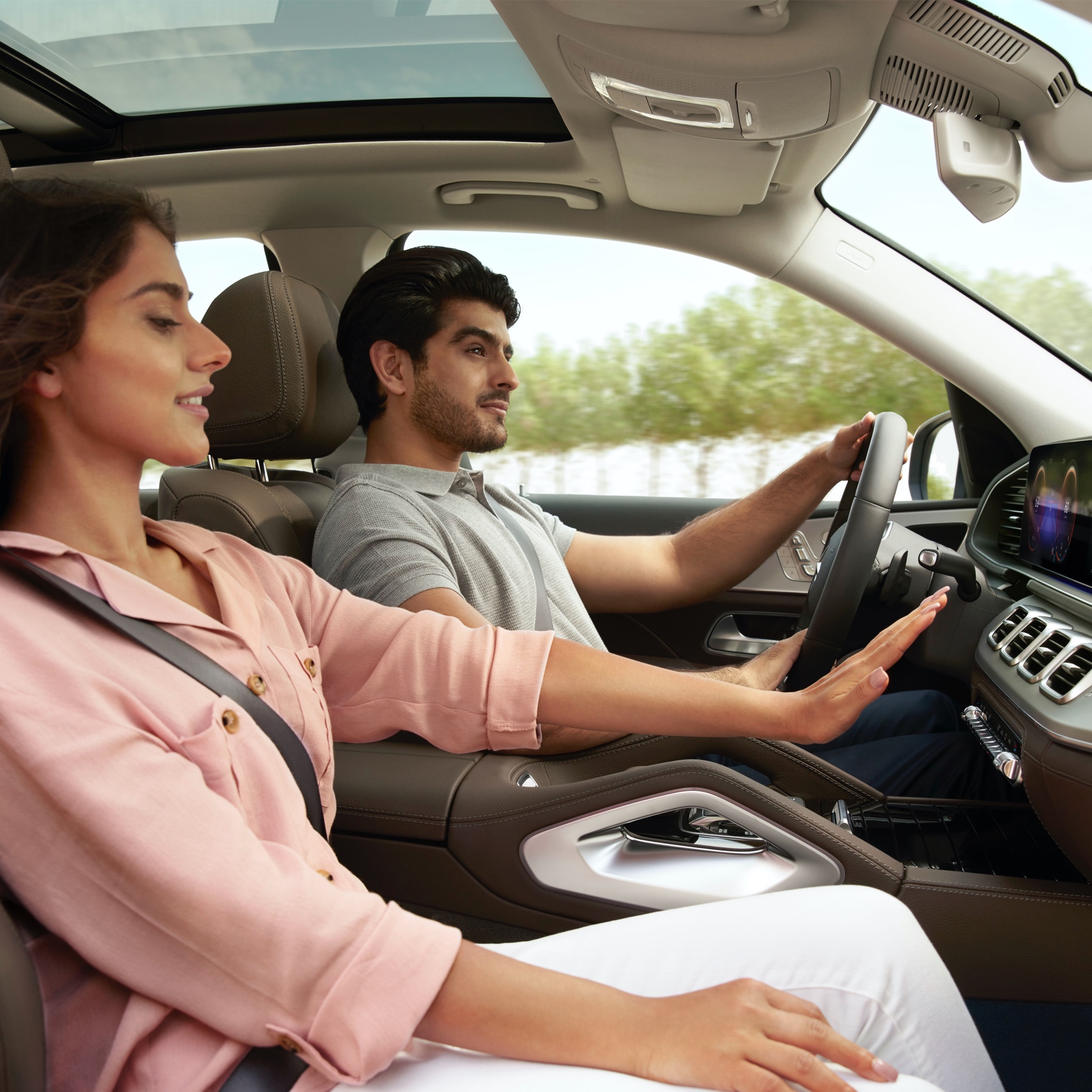 Mercedes-Benz originele luchtfilters Een vrouw houdt haar hand voor de uitstroomopening van de airconditioning in haar Mercedes-Benz.