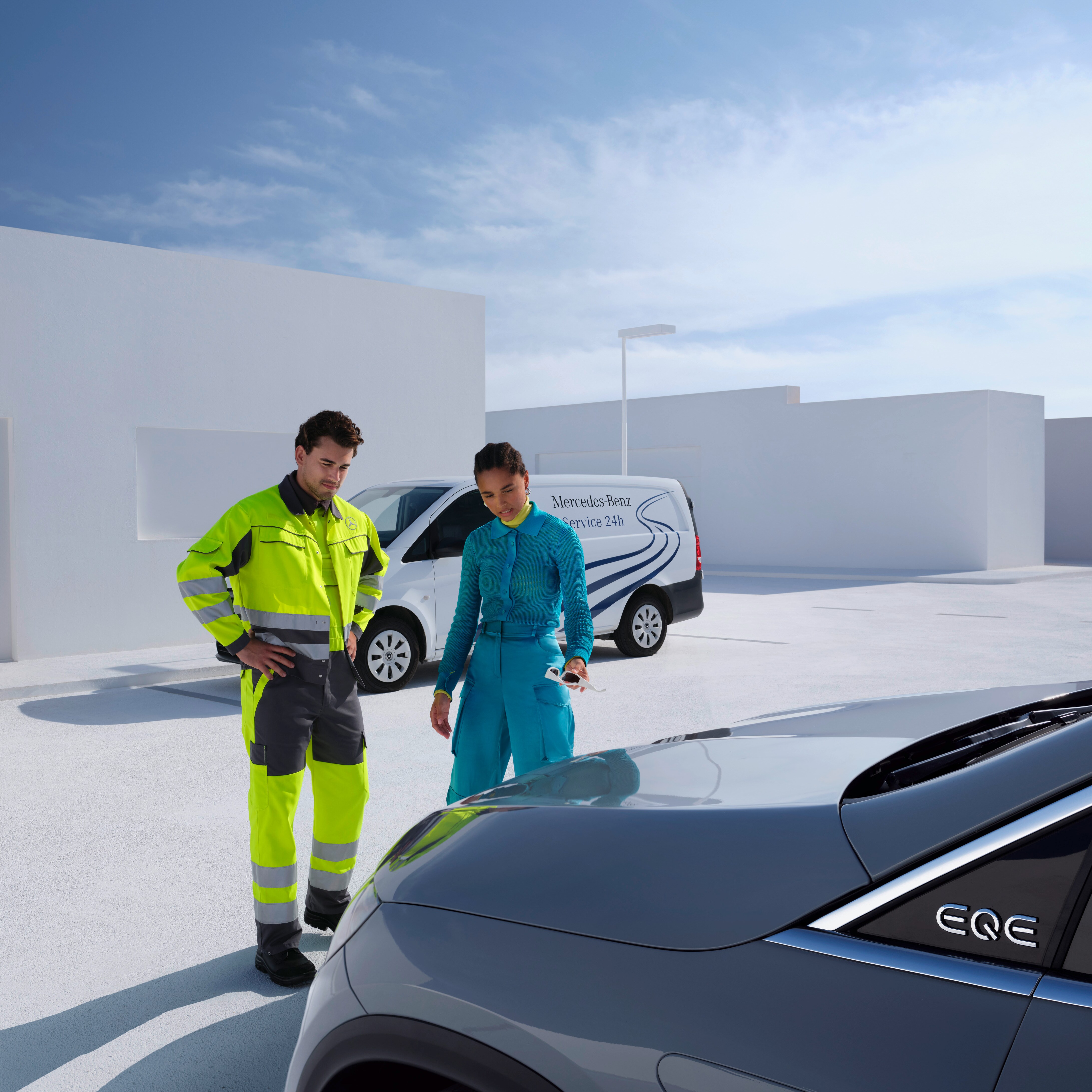 Een monteur van het Mercedes-Benz serviceteam en een persoon die een Mercedes-Benz bekijkt.