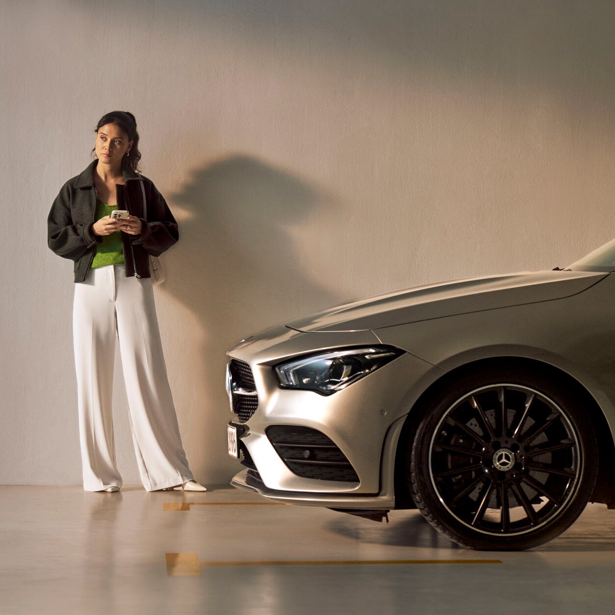 Een vrouw staat voor een Mercedes-Benz.