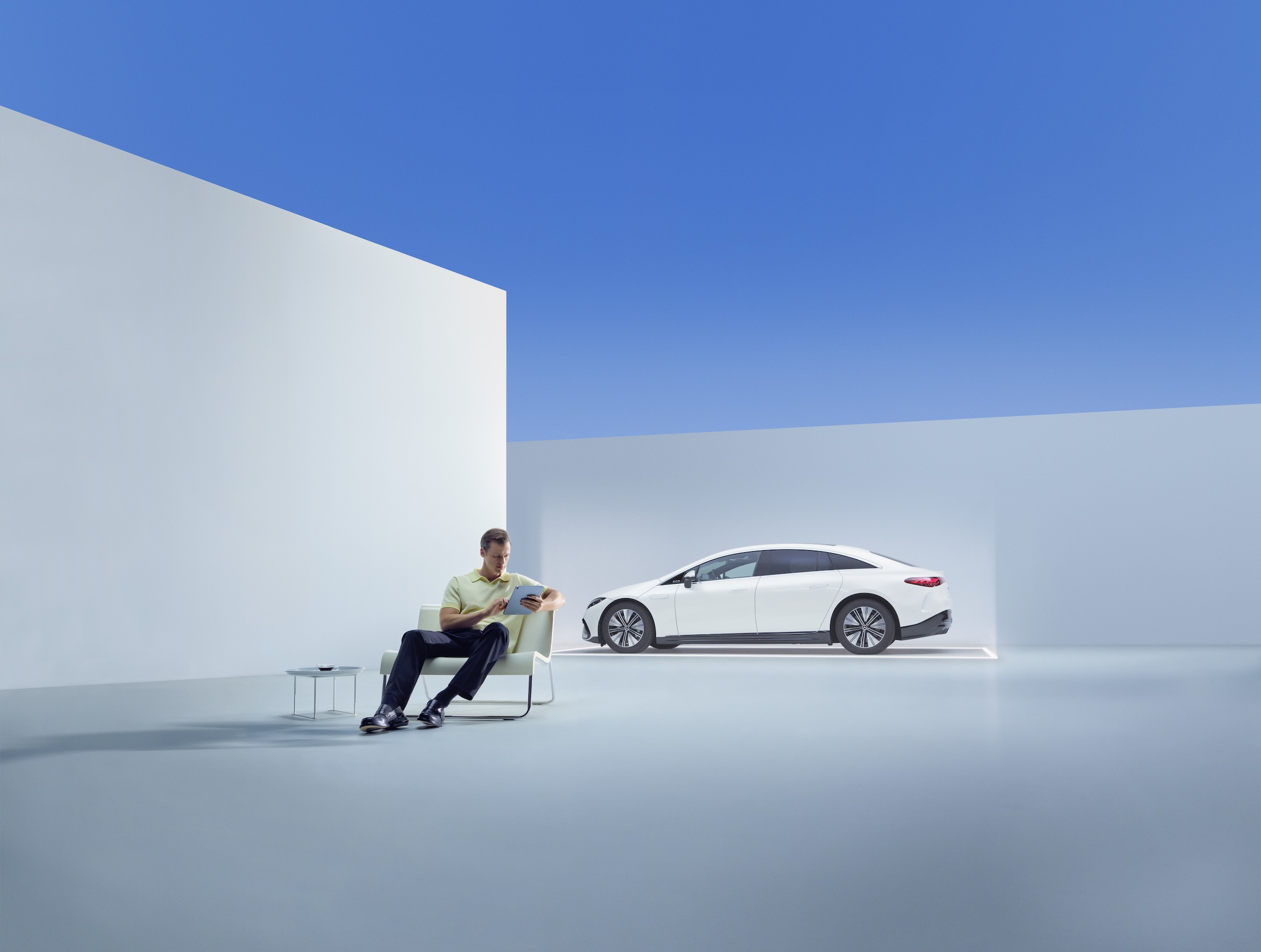 Mercedes-Benz WarrantyExtension Een man zit ontspannen vóór een Mercedes-Benz.