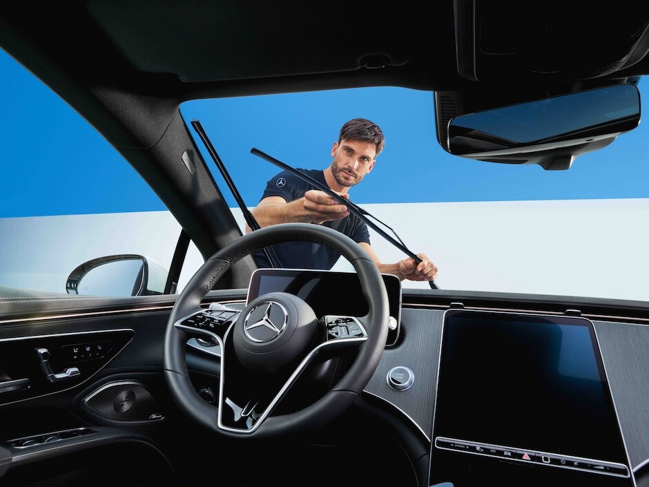 Een Mercedes-Benz technicus vervangt de ruitenwissers.