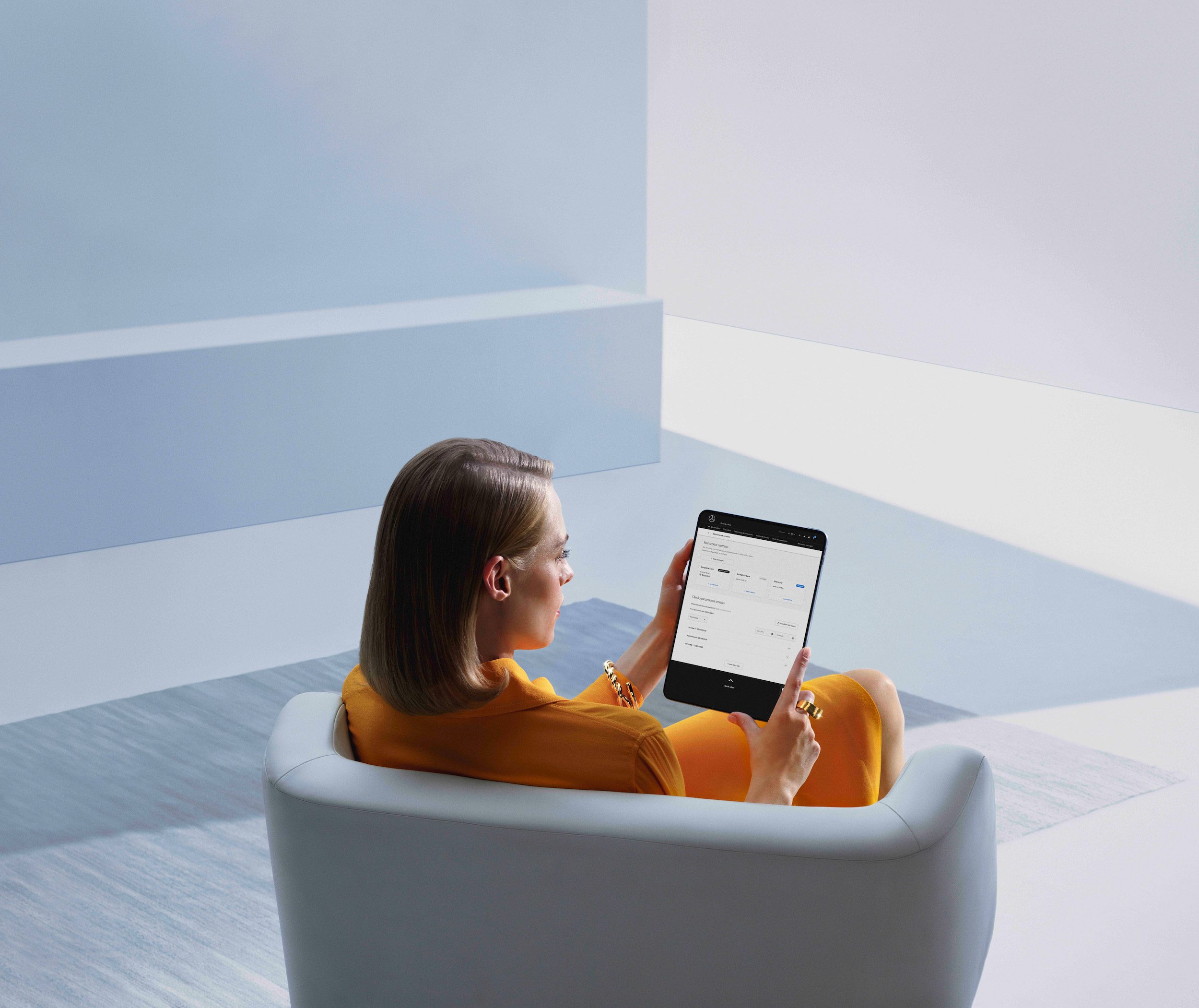Digitaal servicerapport | Mercedes-Benz Een vrouw bekijkt haar digitale servicerapport op een tablet.