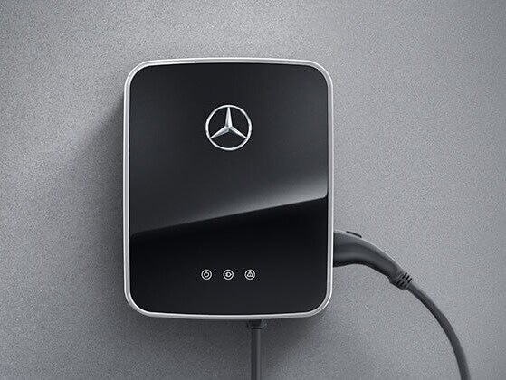 Een zwarte Mercedes-Benz wallbox met oplaadkabel is op een wand bevestigd.