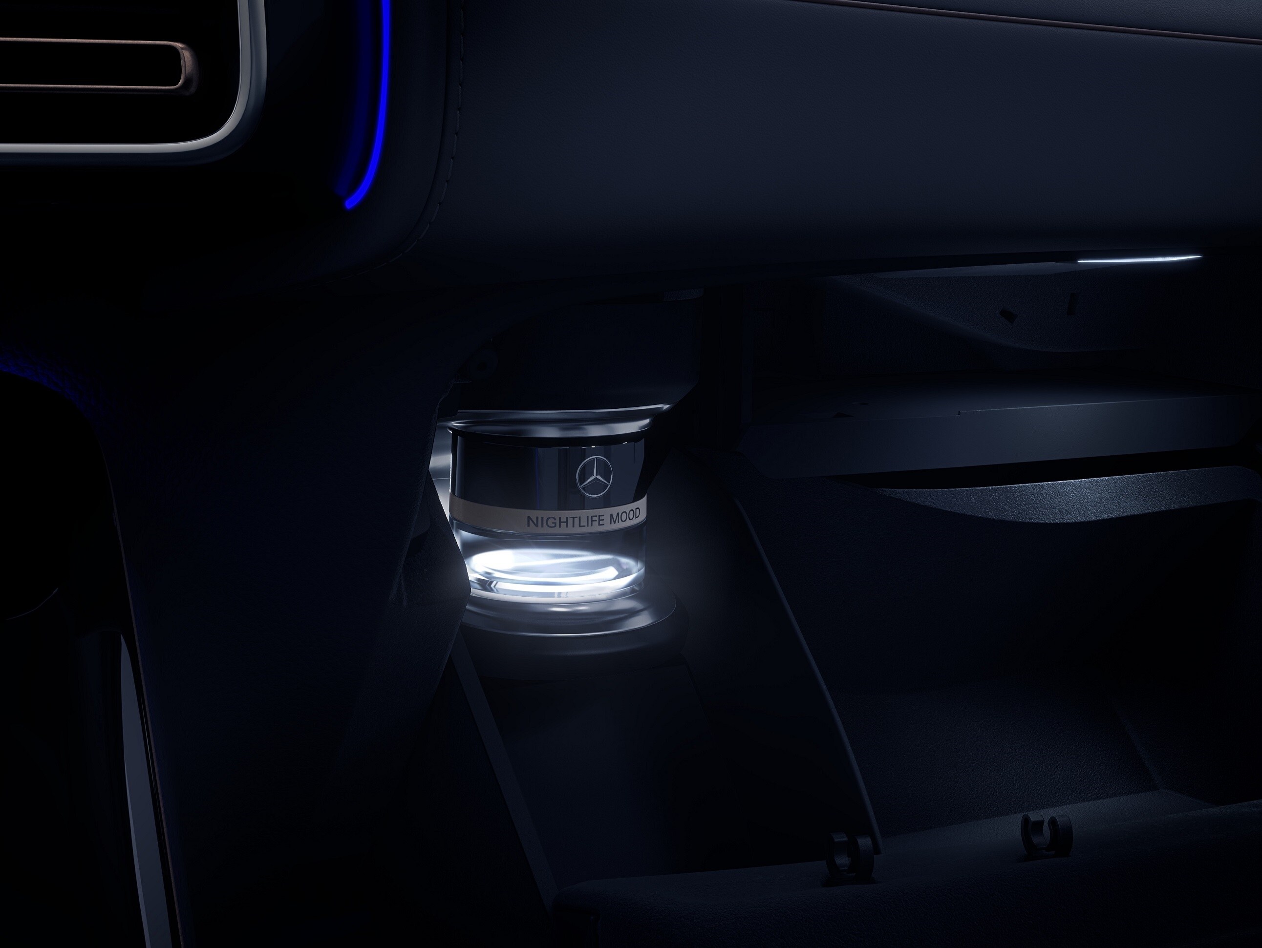 Een parfumflacon met 'Nightlife Mood' wordt verlicht, terwijl een dosering van het parfum in het interieur wordt gespoten.