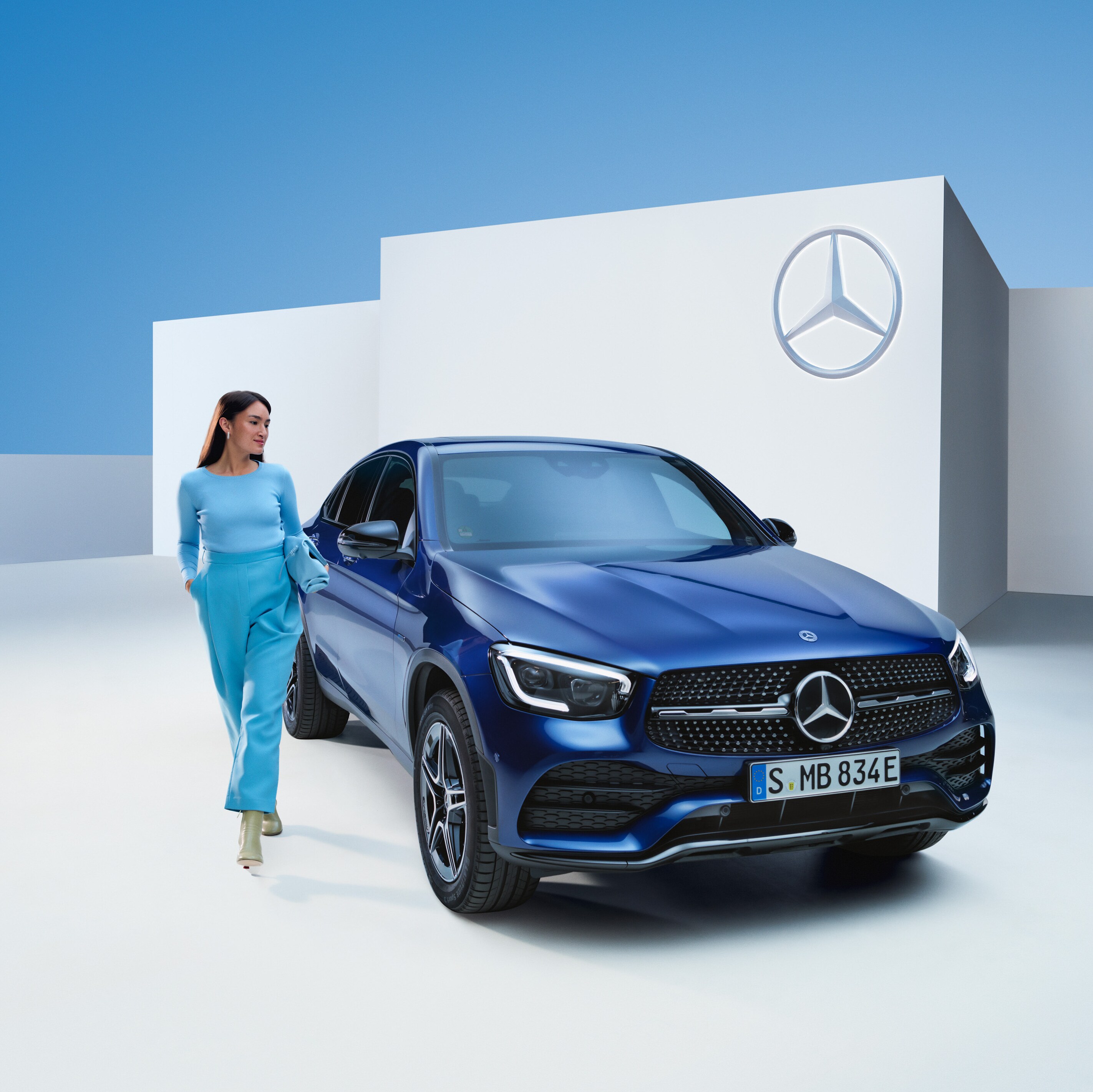 Een ontspannen vrouw naast haar Mercedes-Benz.