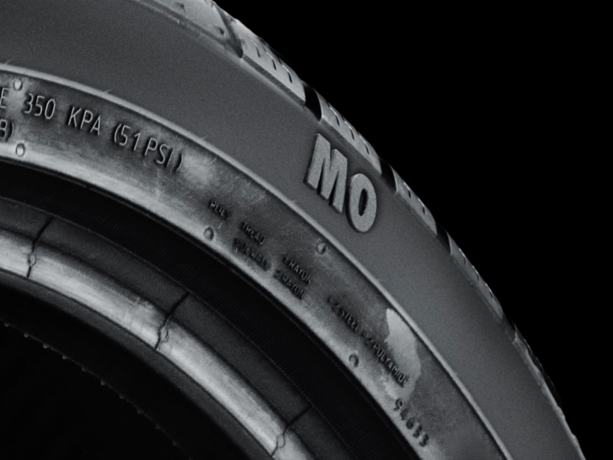 Gedeelte van een detailopname van een originele Mercedes-Benz band.