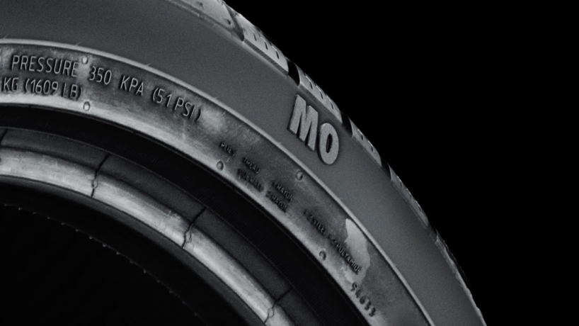 Originele Mercedes-Benz MO-banden | Mercedes-Benz Gedeelte van een detailopname van een originele Mercedes-Benz band.