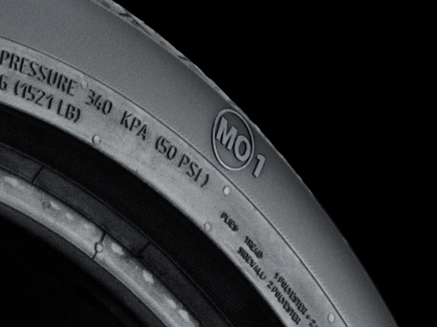 Gedeelte van een detailopname van een originele Mercedes-Benz MO1-band.