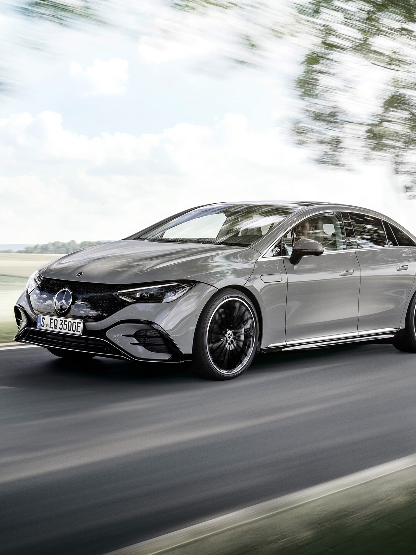 Schuin vooraanzicht van een EQS op een provinciale weg