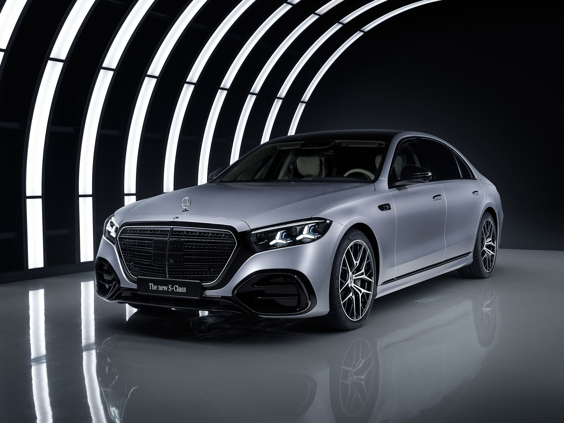 Technologie die zorgt | Geautomatiseerd rijden & assistentiesystemen | Mercedes-Benz Een Mercedes-Benz met een transparante exterieur.