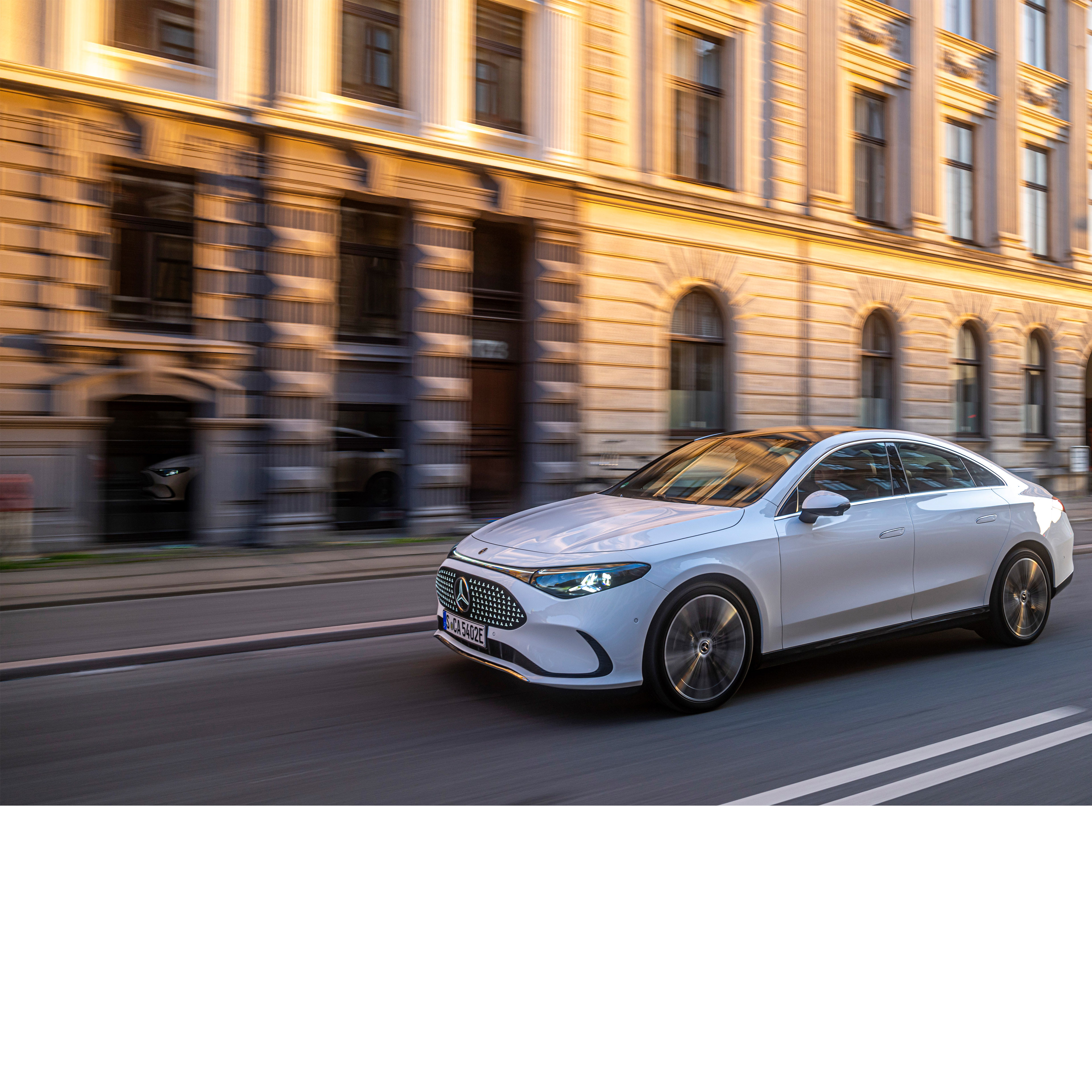 Geautomatiseerd rijden & assistentiesystemen | Mercedes-Benz Het stuurwiel en het display voor de bestuurder in een Mercedes-Benz.