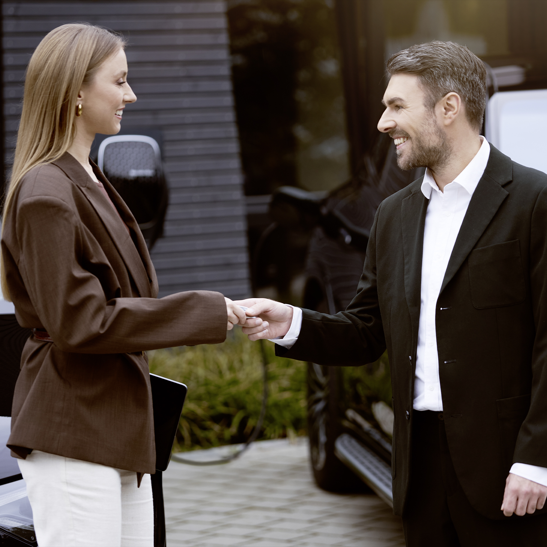 Opladen voor zakelijke klanten | Opladen | Mercedes-Benz Er staan verschillende elektrische personenwagenmodellen van Mercedes-Benz in een wagenpark naast elkaar.