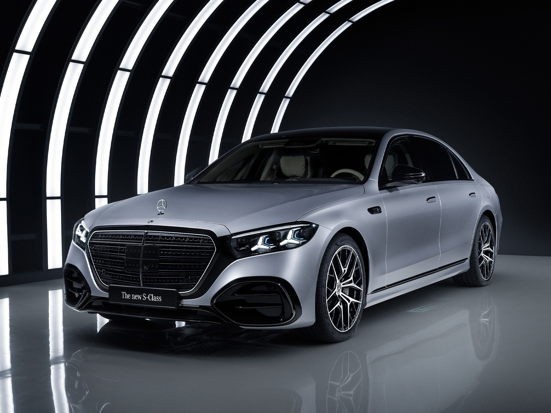 De Mercedes-Benz S-Klasse in een studio met een verlichte boog.