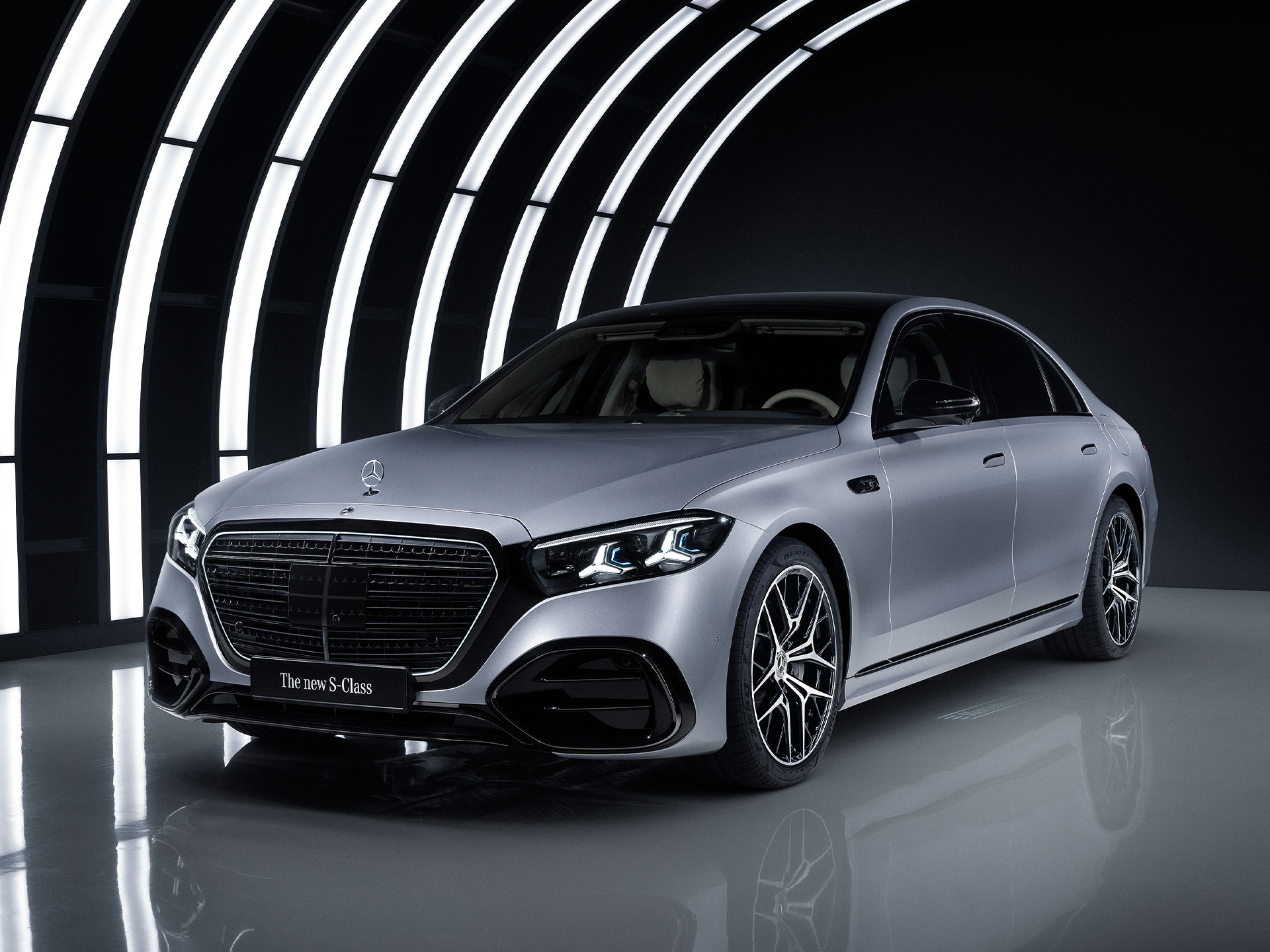 Technologie | MBUX multimediasysteem | Mercedes-Benz De Mercedes-Benz S-Klasse in een studio met een verlichte boog.