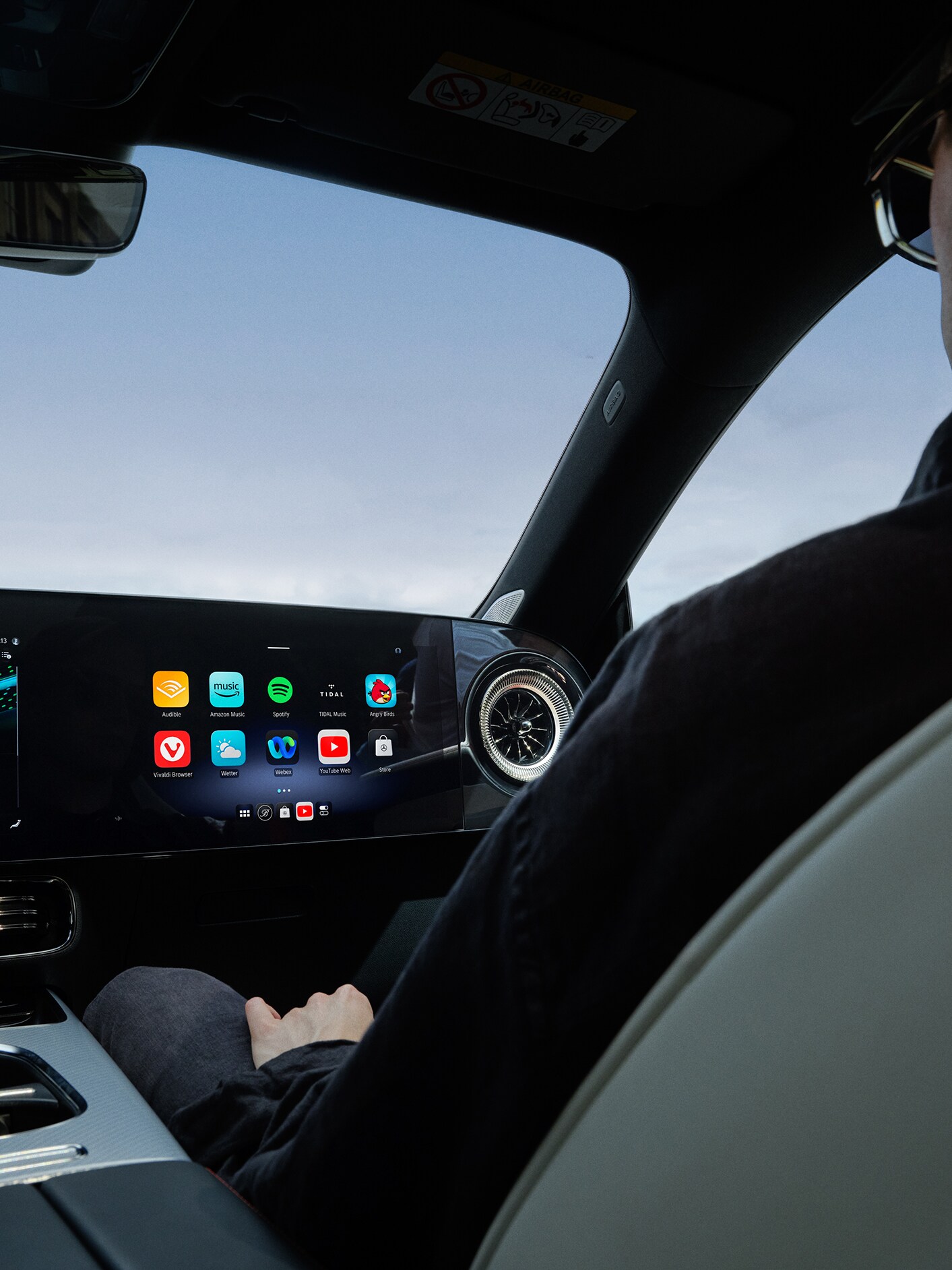Binnenzicht van een Mercedes-Benz cockpit met MBUX multimediasysteem.