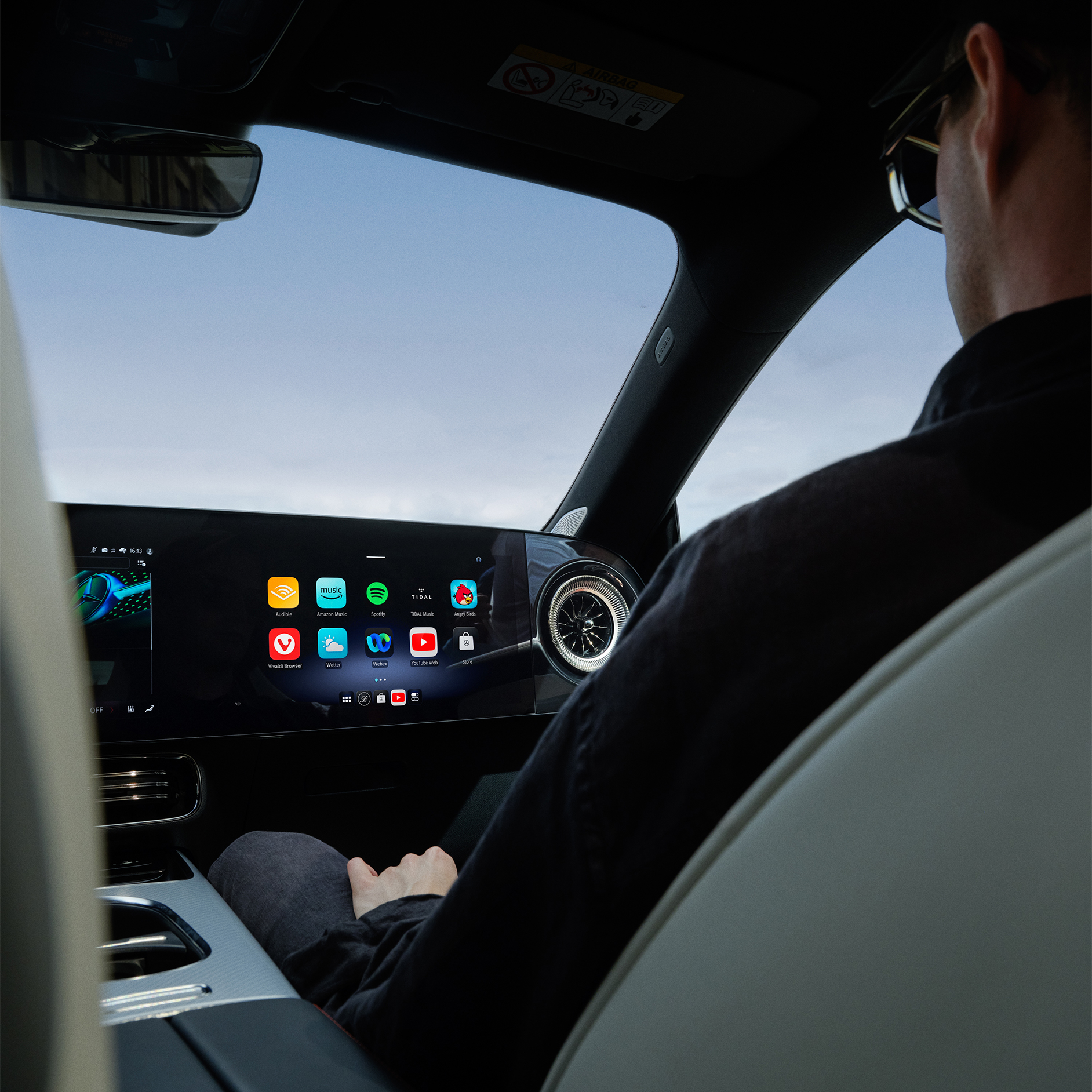 Spraakassistentie | MBUX multimediasysteem | Mercedes-Benz Binnenzicht van een Mercedes-Benz cockpit met MBUX multimediasysteem.