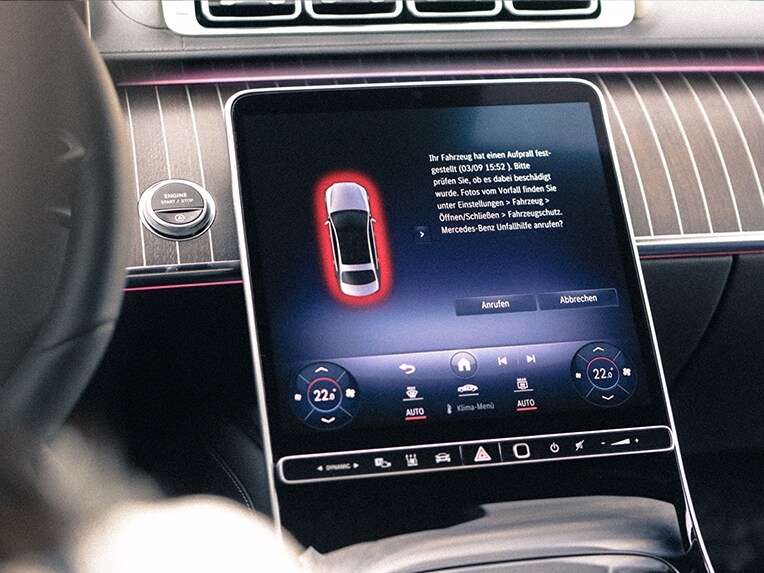 Detailopname van een display dat een waarschuwingsmelding van de GUARD 360°-allroundvoertuigbeveiliging weergeeft.