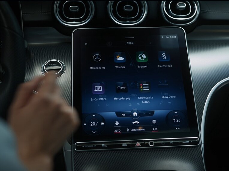 De Mercedes Pay-app wordt weergegeven op een display van een Mercedes-Benz.