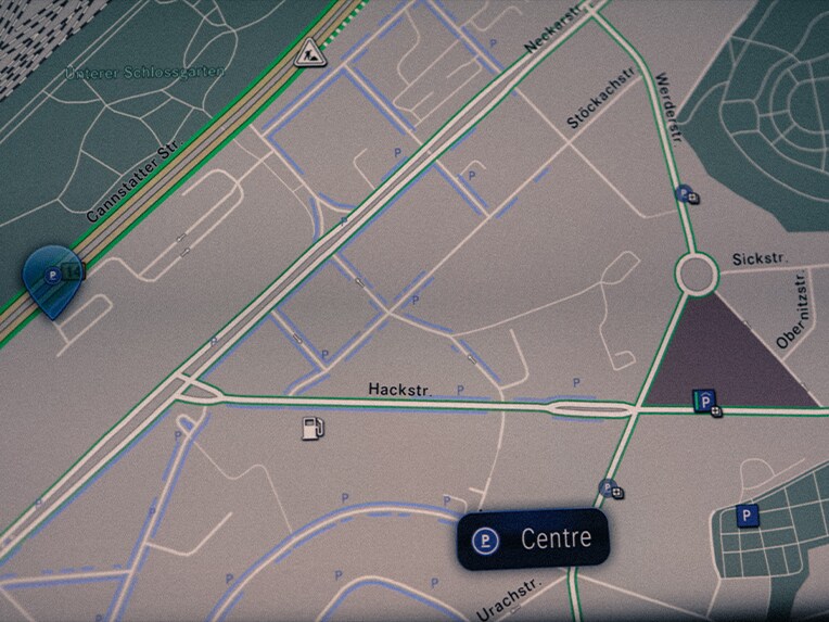 Detailopname van de weergave van een beschikbare parkeerplek.