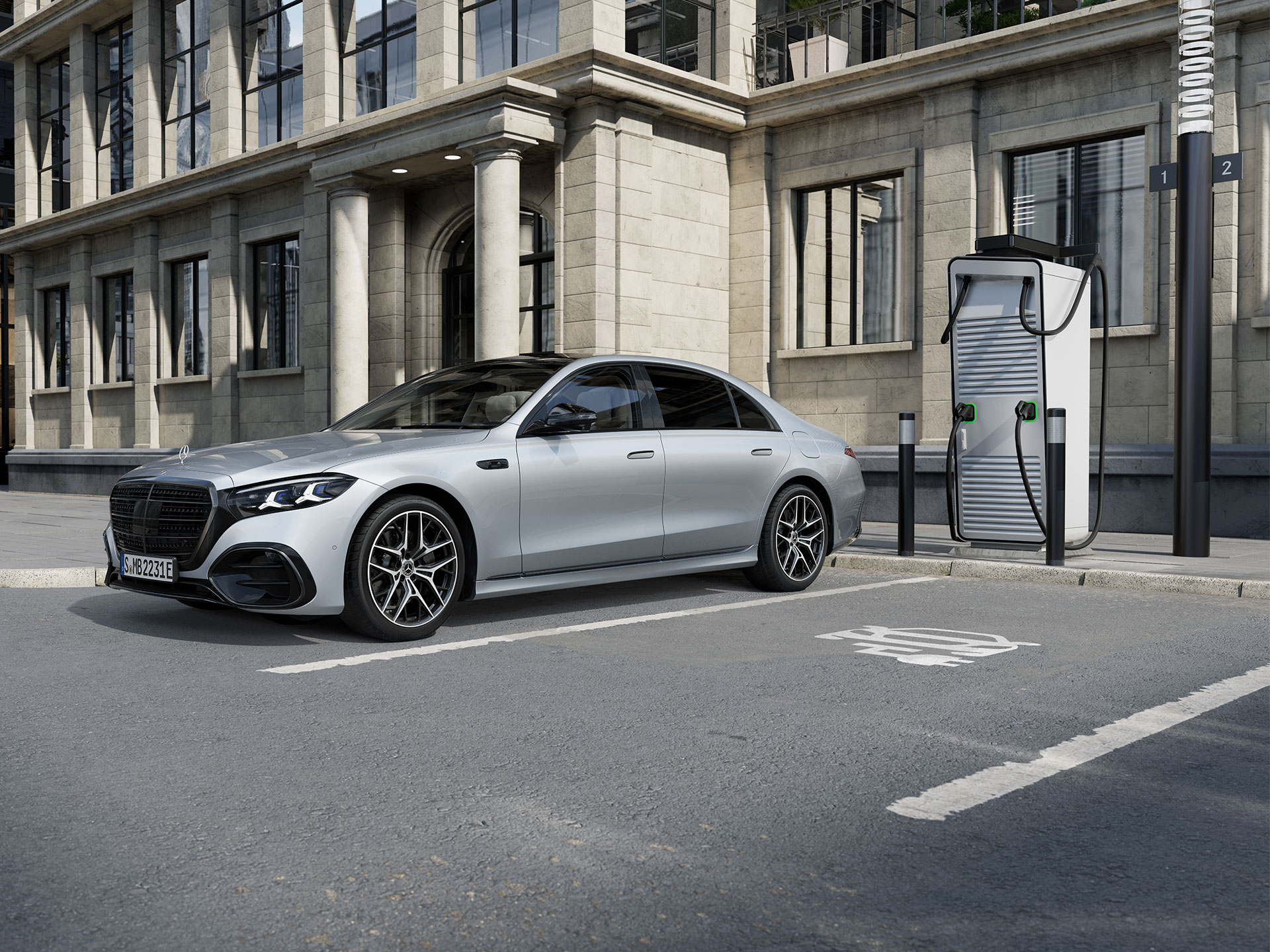 Stimuleringsmaatregelen | Plug-in Hybrids | Mercedes-Benz De Mercedes-Benz S-Klasse Limousine Long Plug-in Hybrid, schuin van opzij gezien, staat op een parkeerplaats naast een laadstation.
