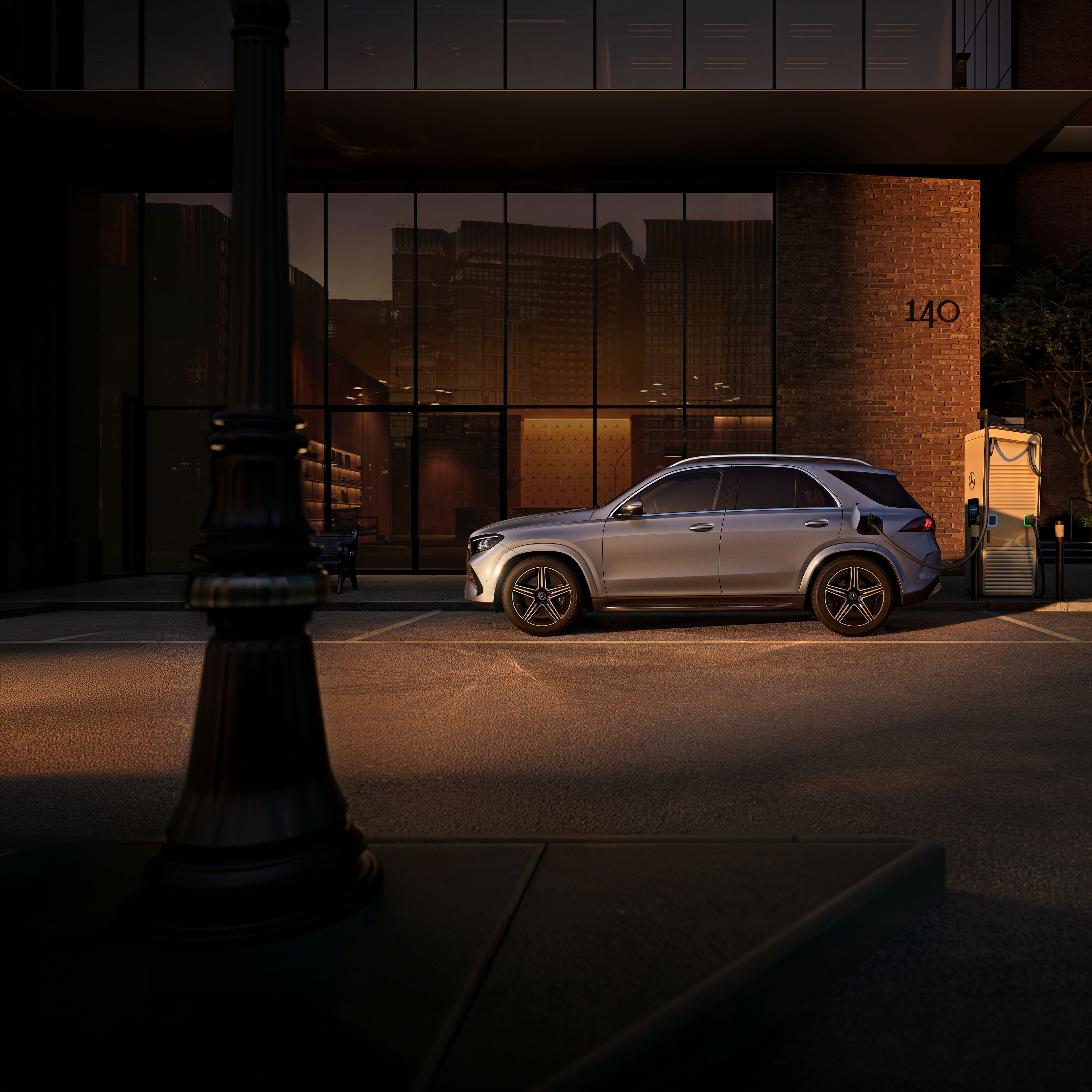Plug-in Hybrids | Mercedes-Benz De Mercedes-Benz GLE SUV in zijaanzicht voor een groot huis.