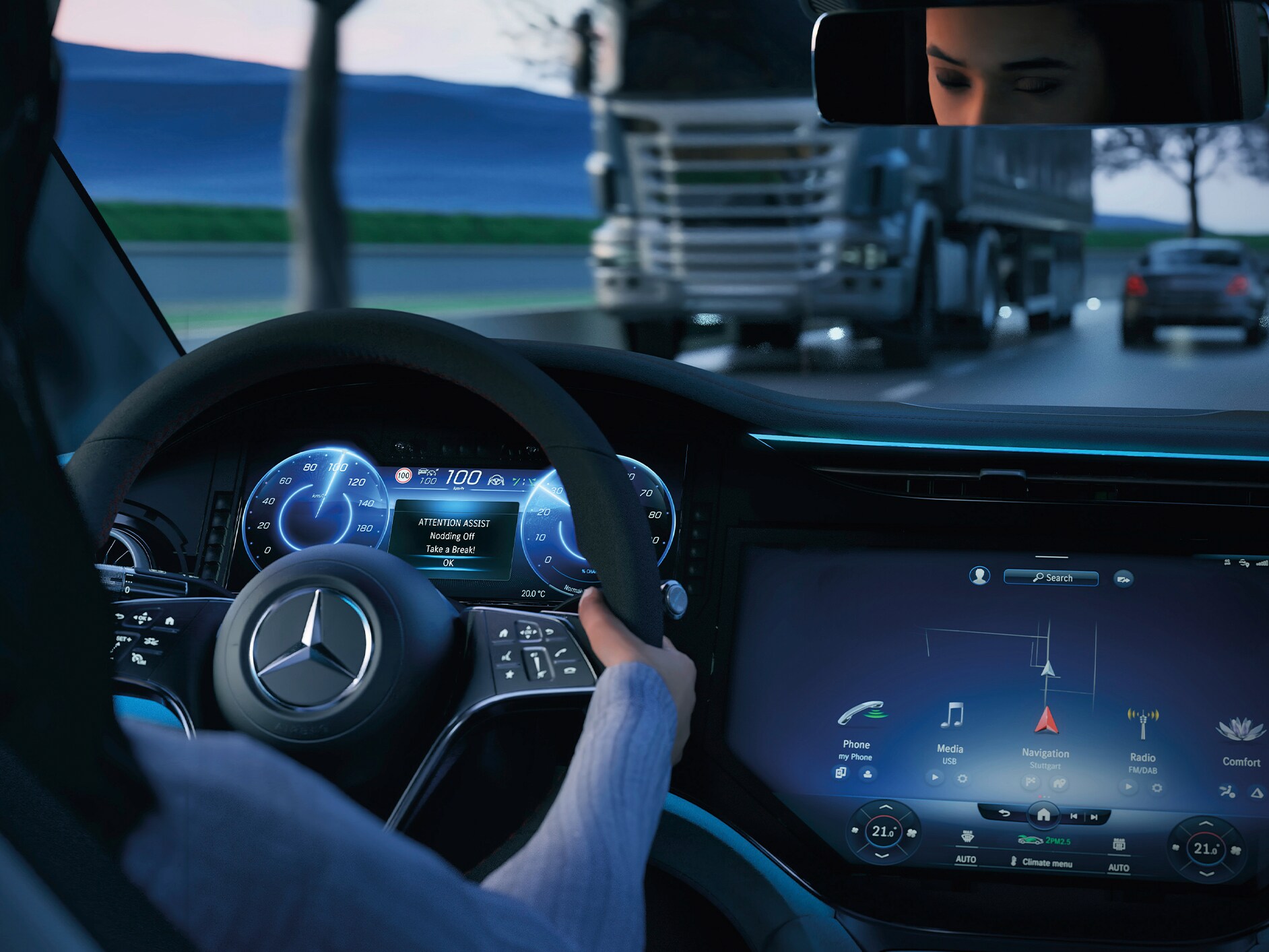 Interieurweergave van de cockpit van een Mercedes-Benz.