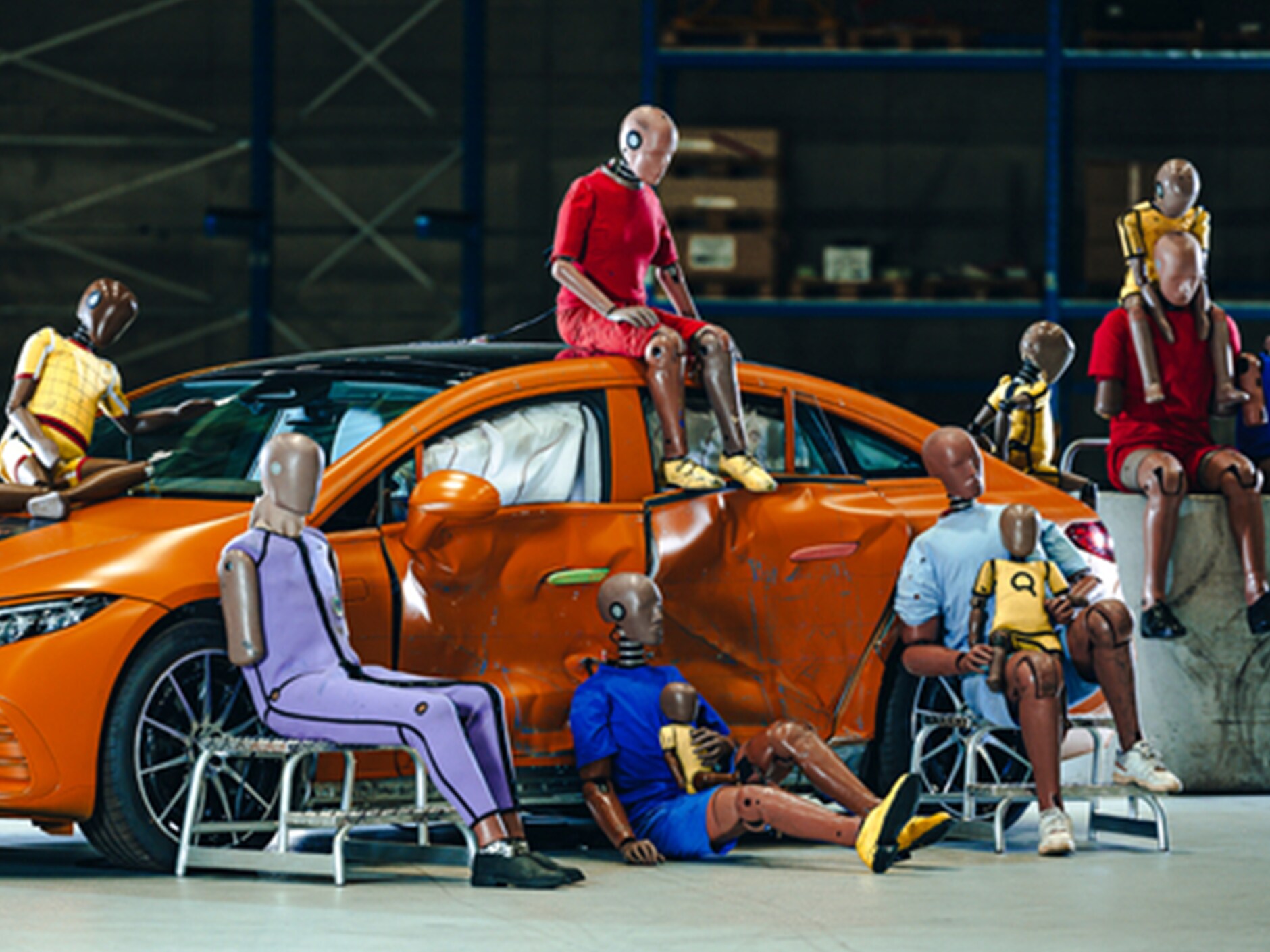 Meerdere crashtest dummies zitten op en rond een Mercedes-Benz.