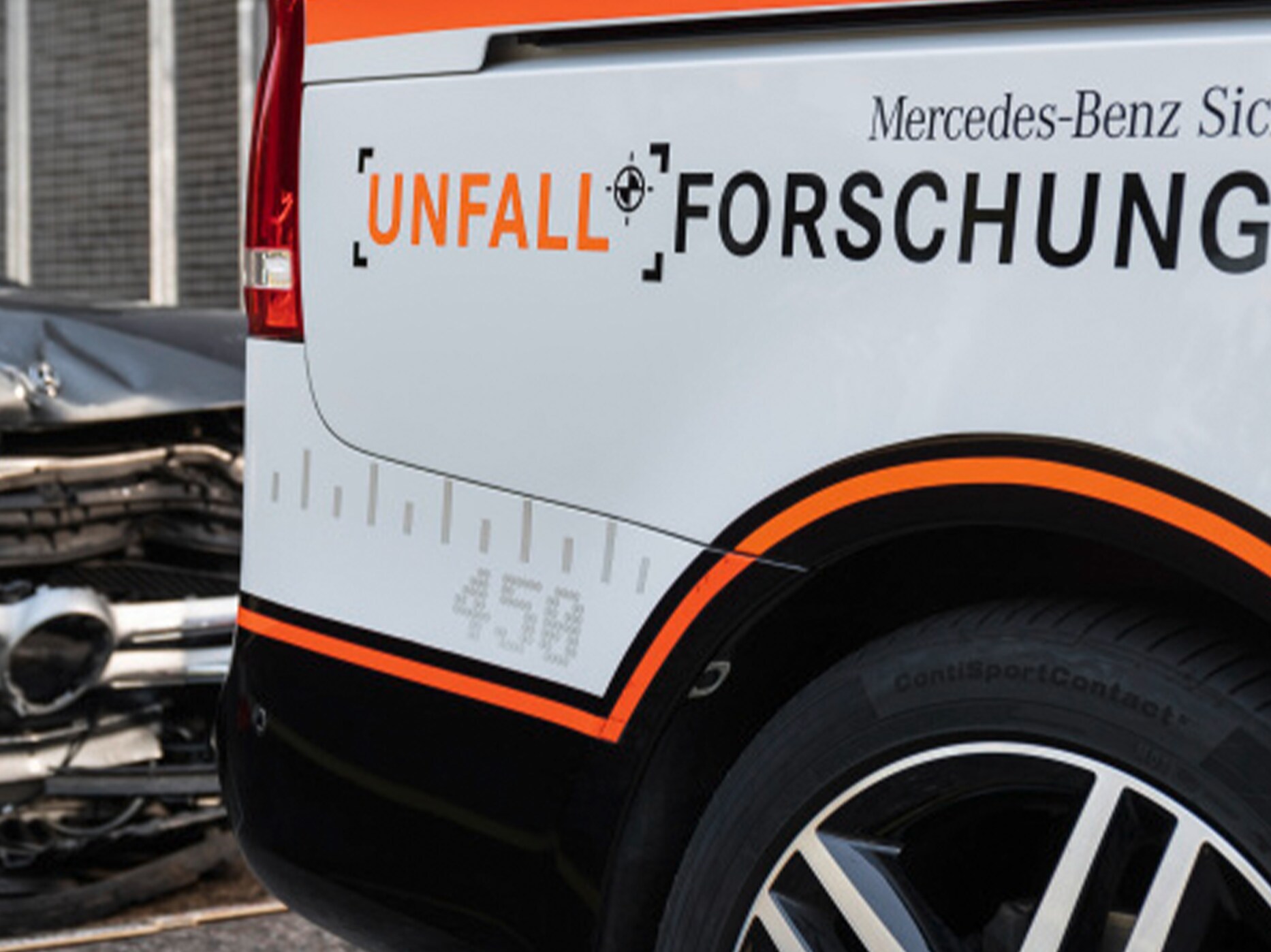 Mercedes-Benz met "Accident research" gedrukt op de zijkant.