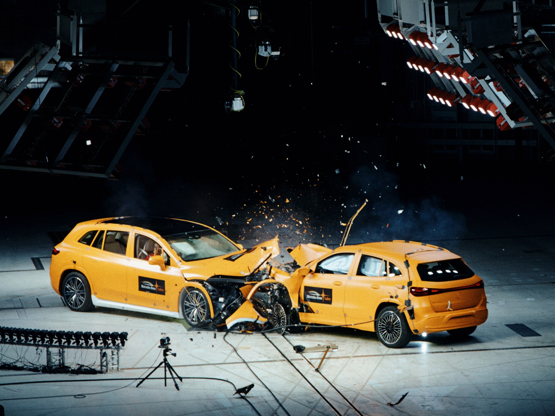 Frontale botsing tussen twee Mercedes-Benz auto's vastgelegd door crashtestcamera's.