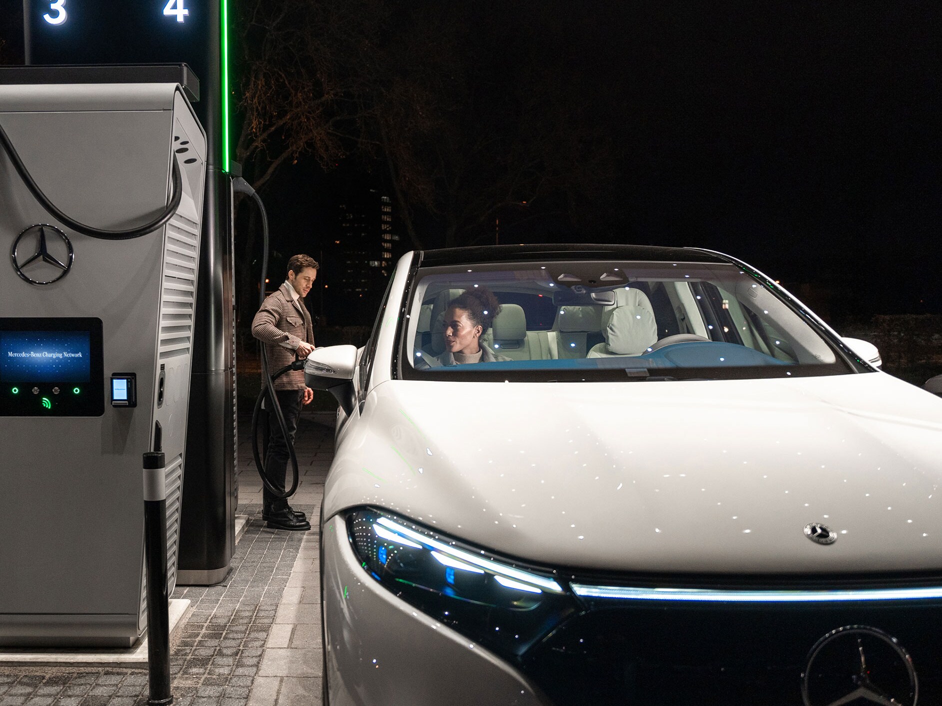 Een Mercedes-Benz auto wordt bij een laadstation opgeladen.