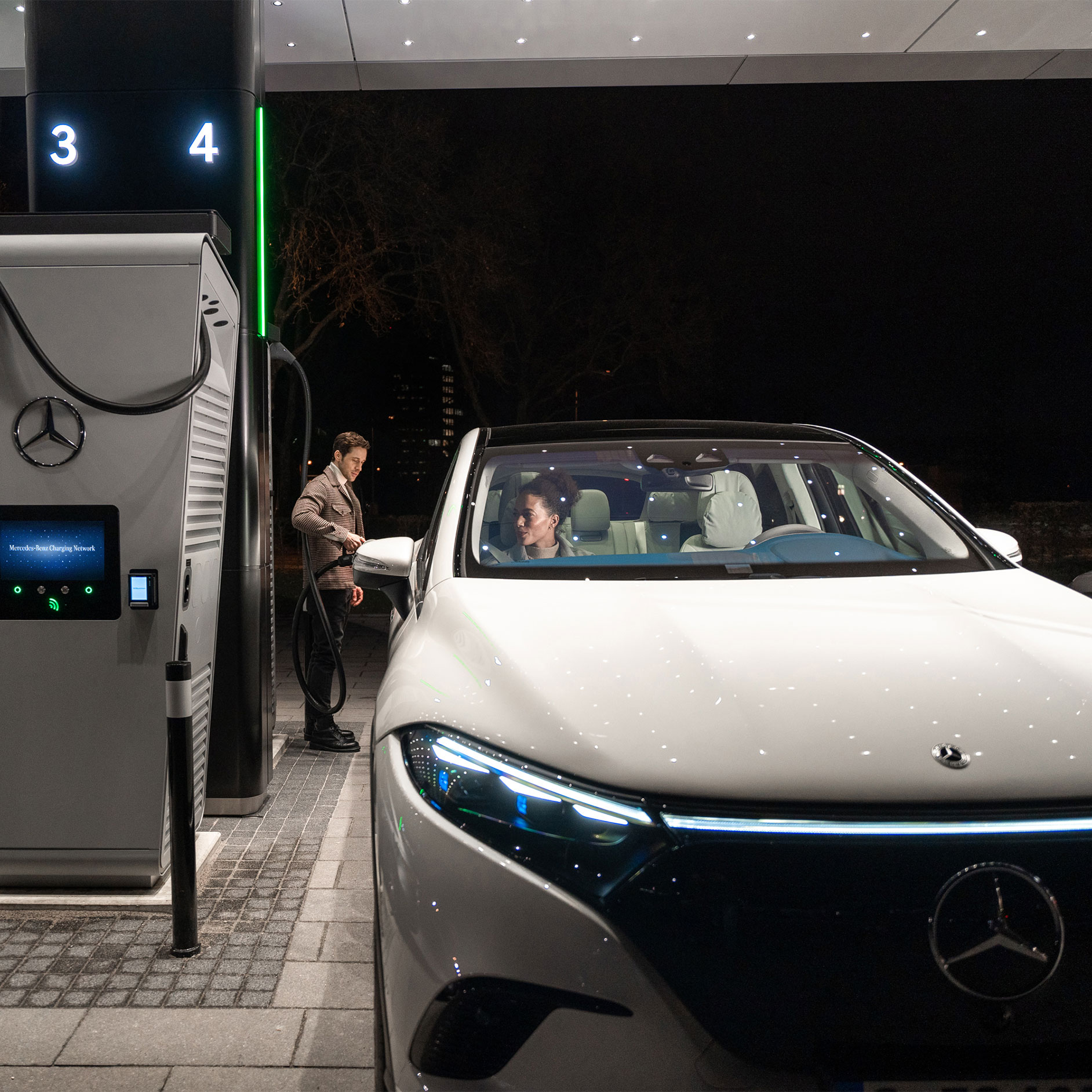 Comfortabel opladen | Technologie | Mercedes-Benz Een Mercedes-Benz auto wordt bij een laadstation opgeladen.