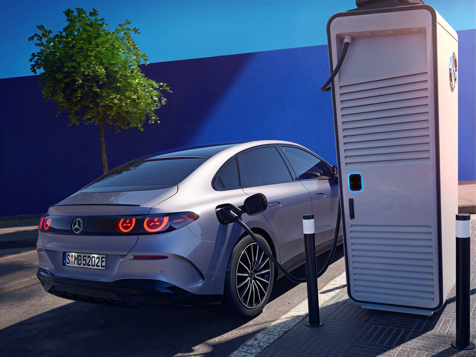 Verrijk uw leven | Technologie | Mercedes-Benz Een Mercedes-Benz die bij een elektrisch laadstation wordt opgeladen.
