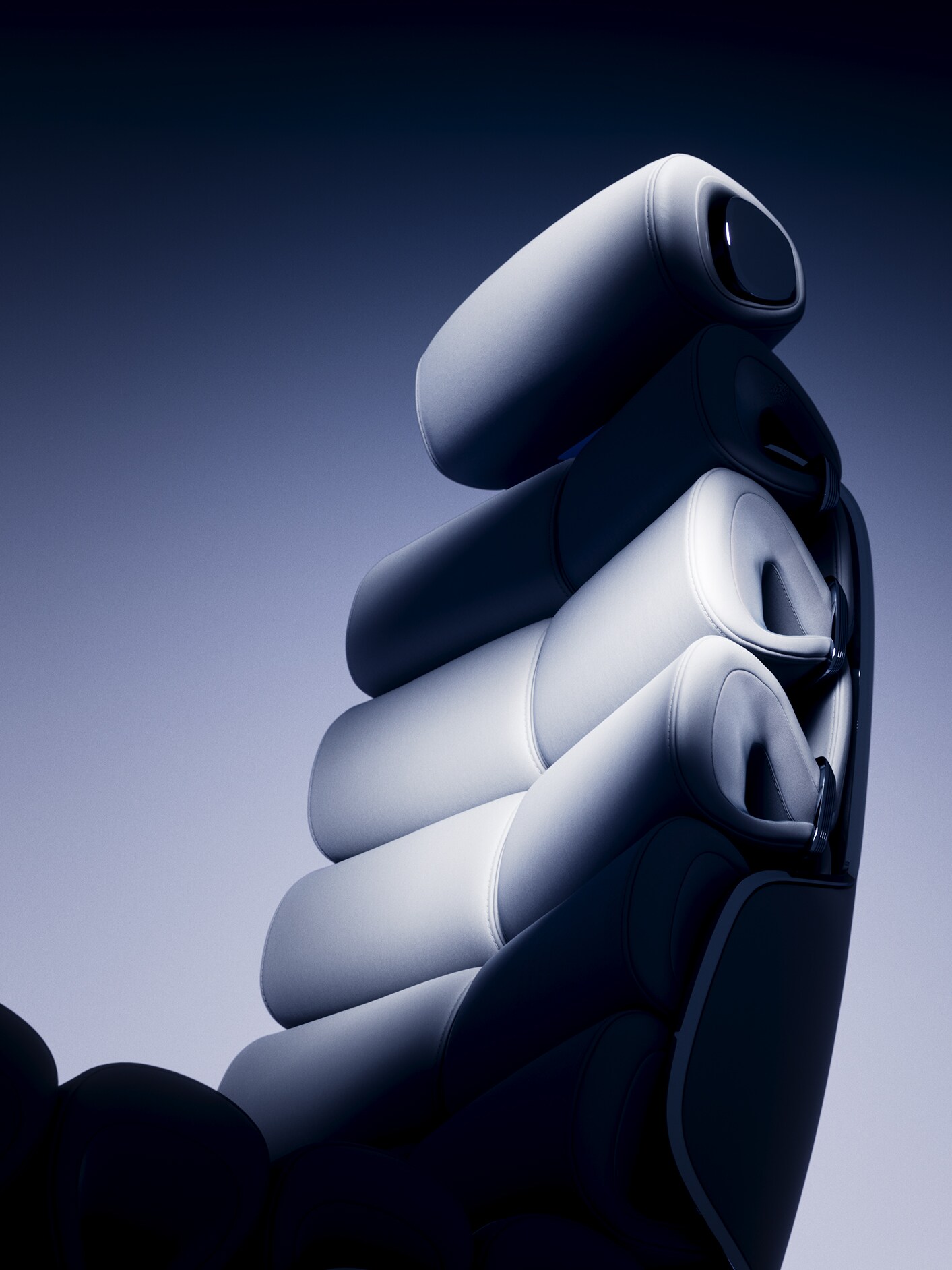 De twee luxueuze stoelen in het achtercompartiment van de Vision V in ligstand.