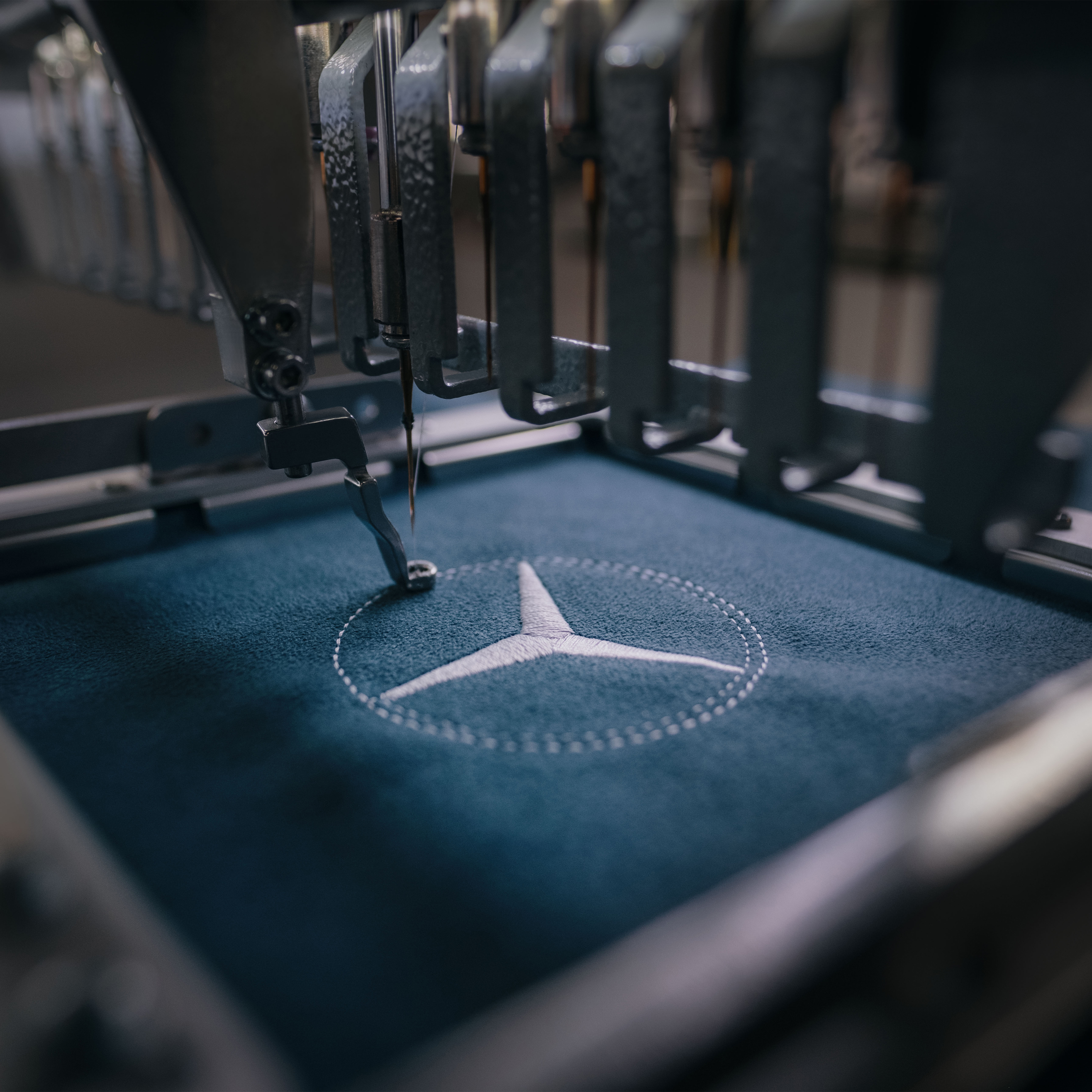 MANUFAKTUR | Mercedes-Benz MANUFAKTUR-logo op hoogwaardige materialen.