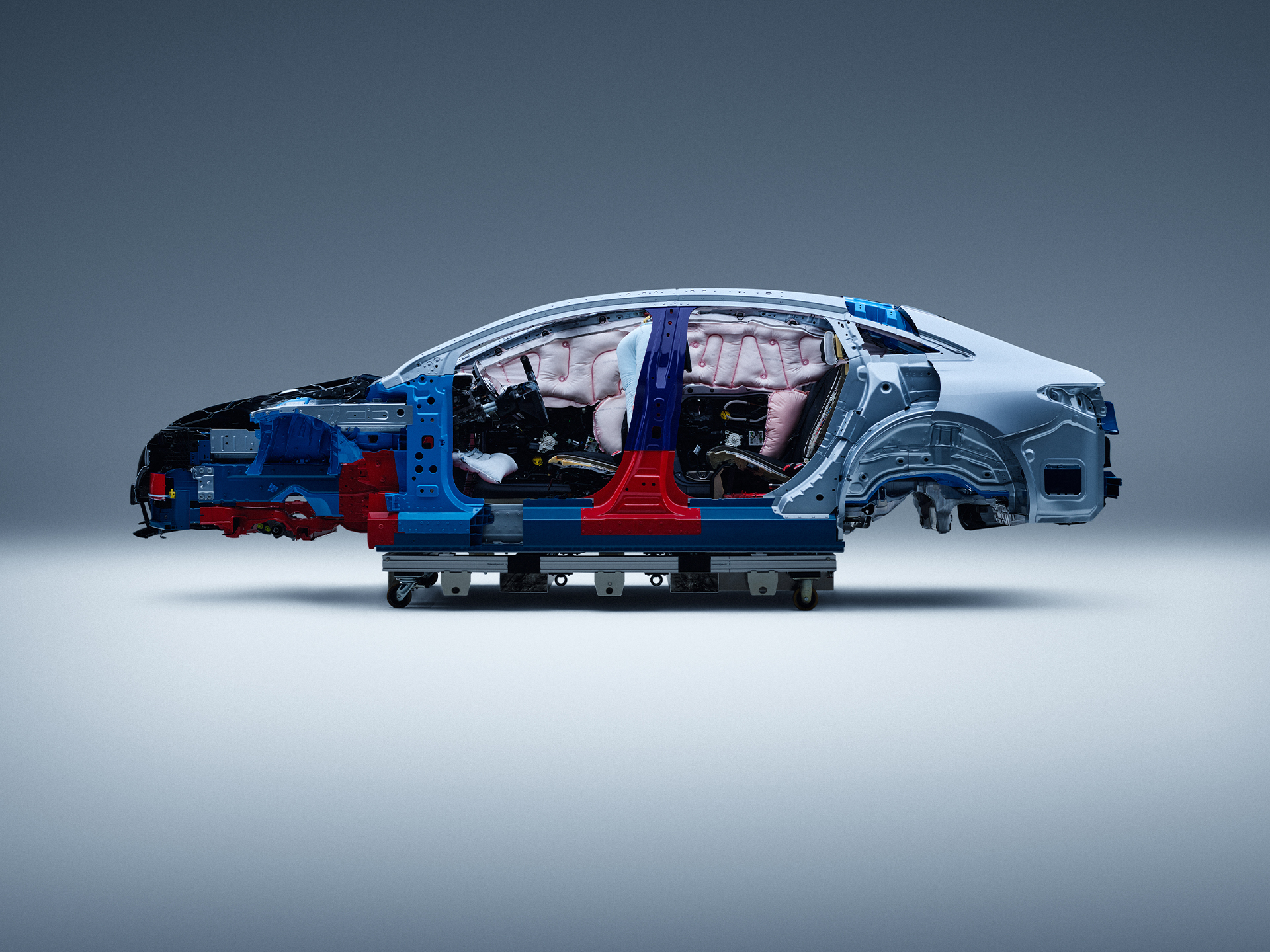 Veiligheid | Mercedes-Benz Zijaanzicht van een gedeeltelijk gedemonteerde Mercedes-Benz auto voor veiligheidsonderzoek.