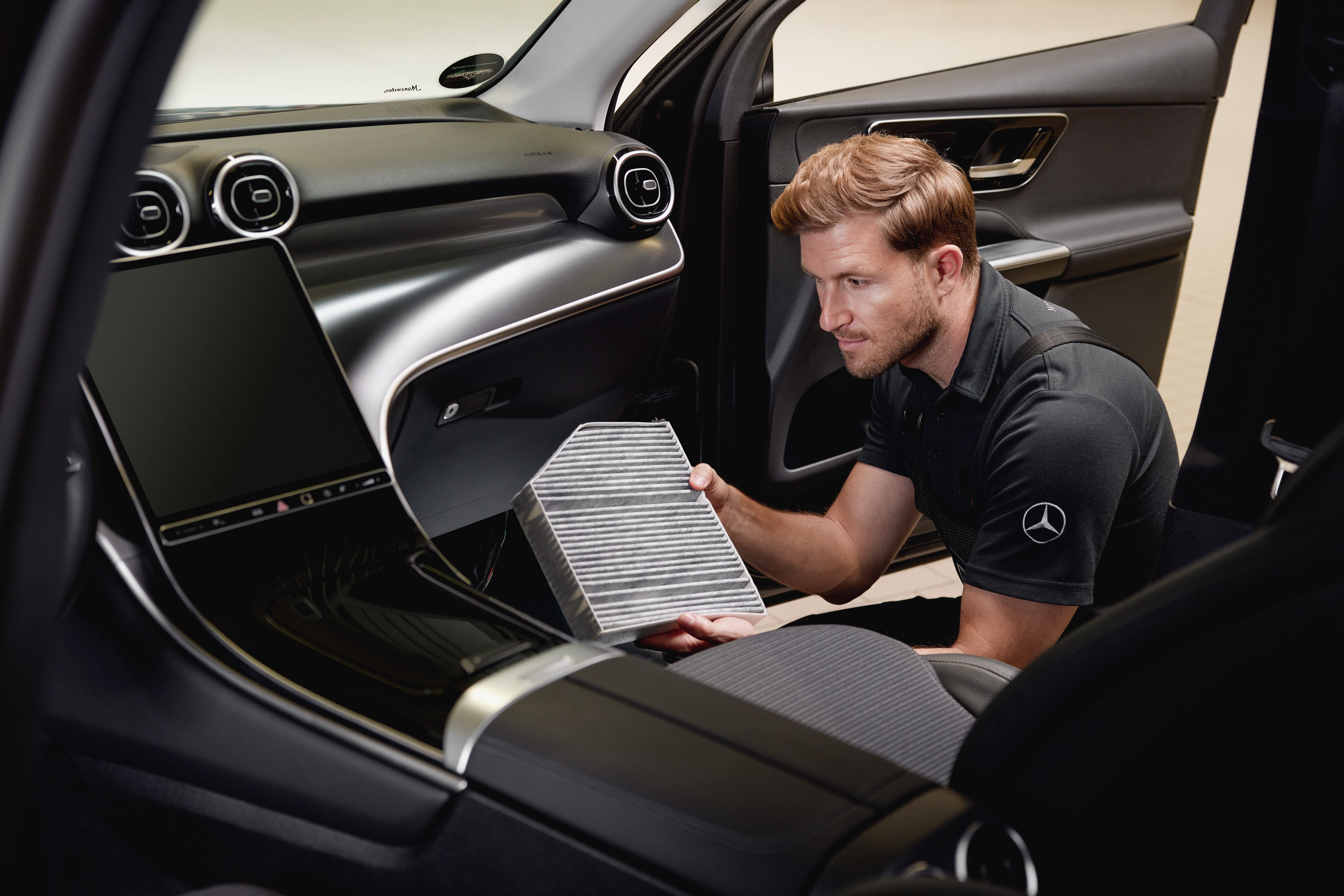 Mercedes-Benz originele cabineluchtfilters Onderhoudswerkzaamheden aan het interieur waarbij het vervangen van een cabineluchtfilter met een origineel Mercedes-Benz onderdeel wordt getoond.