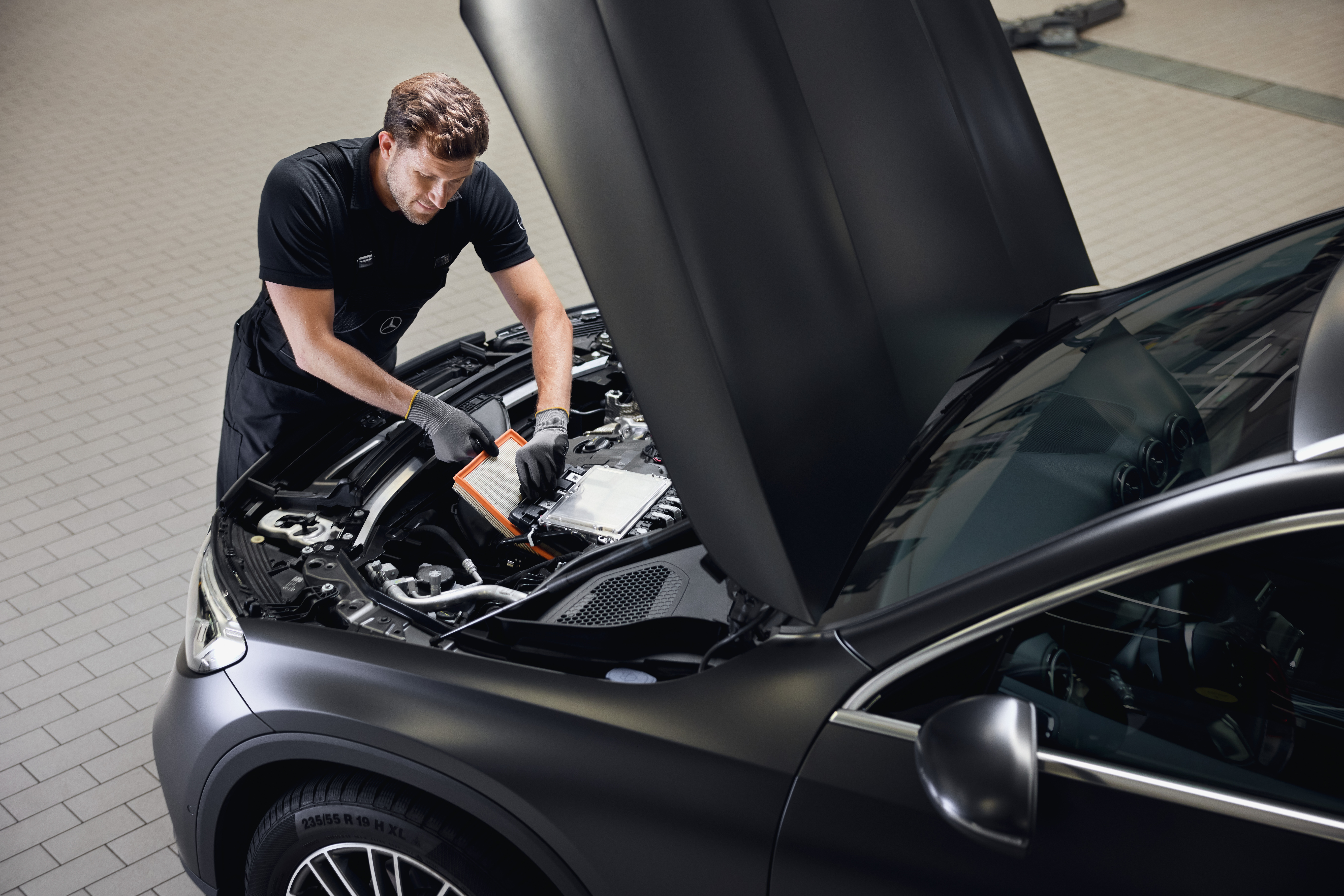 Mercedes-Benz originele motorluchtfilters Onderhoudswerkzaamheden aan de motor waarbij een origineel Mercedes-Benz motorluchtfilter wordt vervangen in een erkende werkplaats.