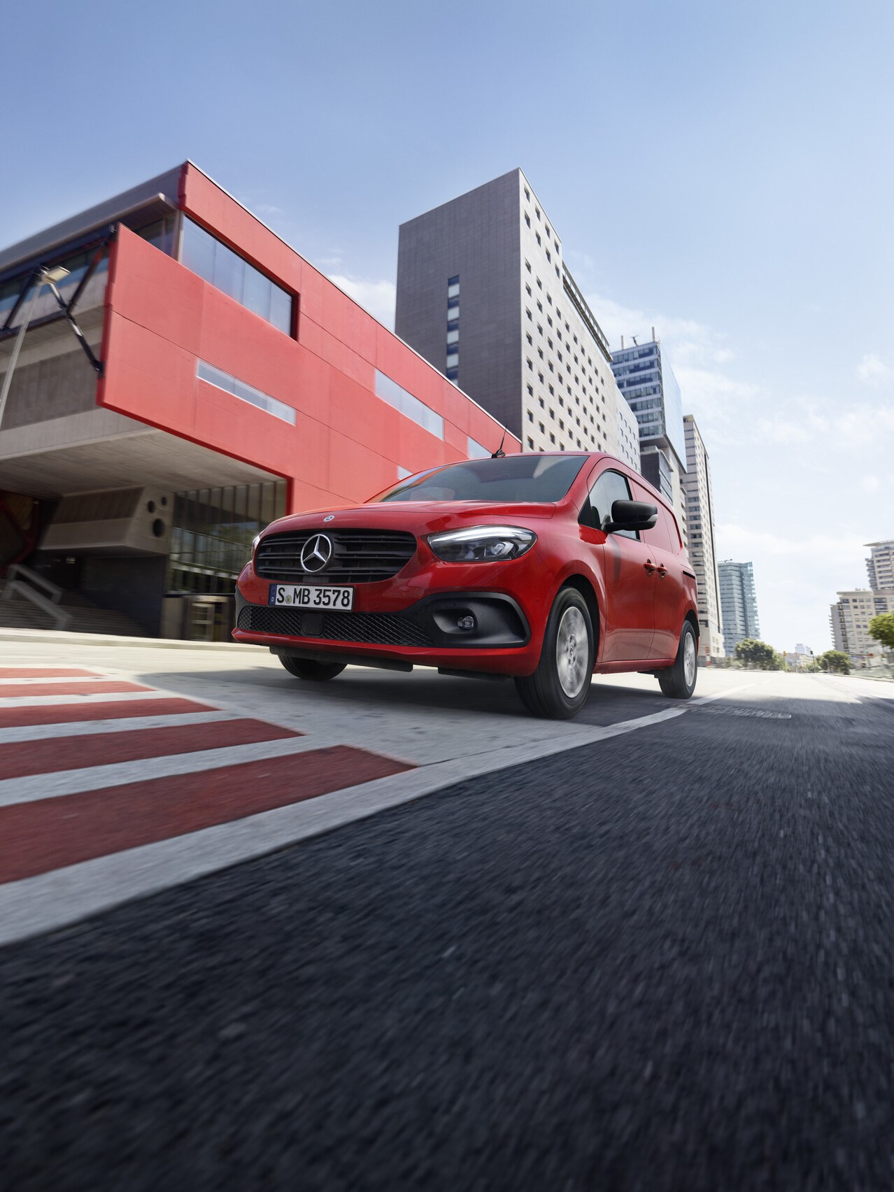 De Mercedes-Benz Citan Gesloten Bestelwagen rijdend op de weg.