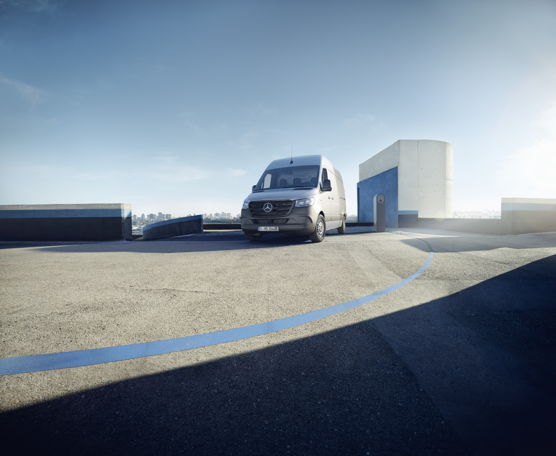 eSprinter en Sprinter | Mercedes-Benz De Mercedes-Benz eSprinter Gesloten Bestelwagen staat op het dak van een parkeergarage.