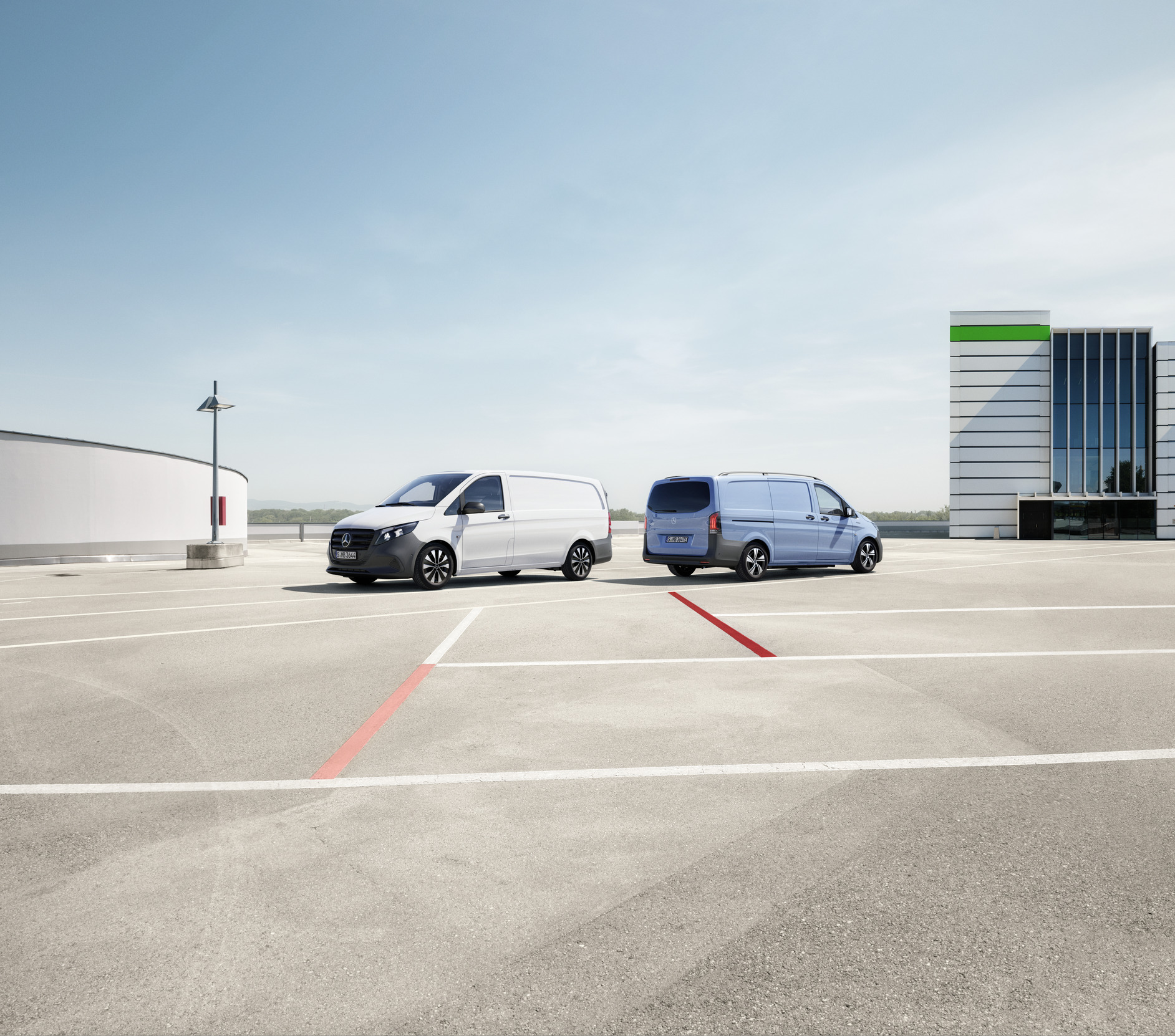 eVito en Vito | Mercedes-Benz De Mercedes-Benz Vito Gesloten Bestelwagen en eVito Gesloten Bestelwagen staan op het dak van een parkeergarage.