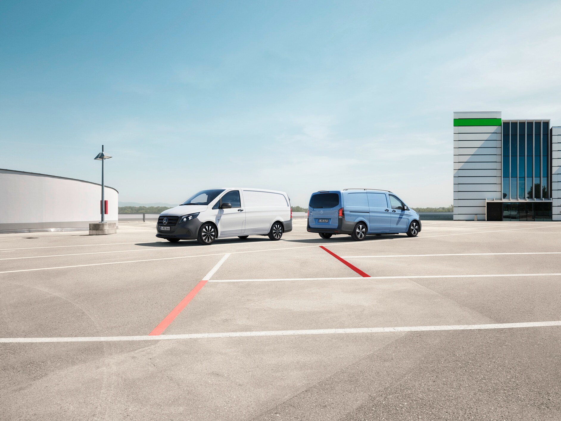 De Mercedes-Benz Vito Gesloten Bestelwagen en eVito Gesloten Bestelwagen staan op het dak van een parkeergarage.