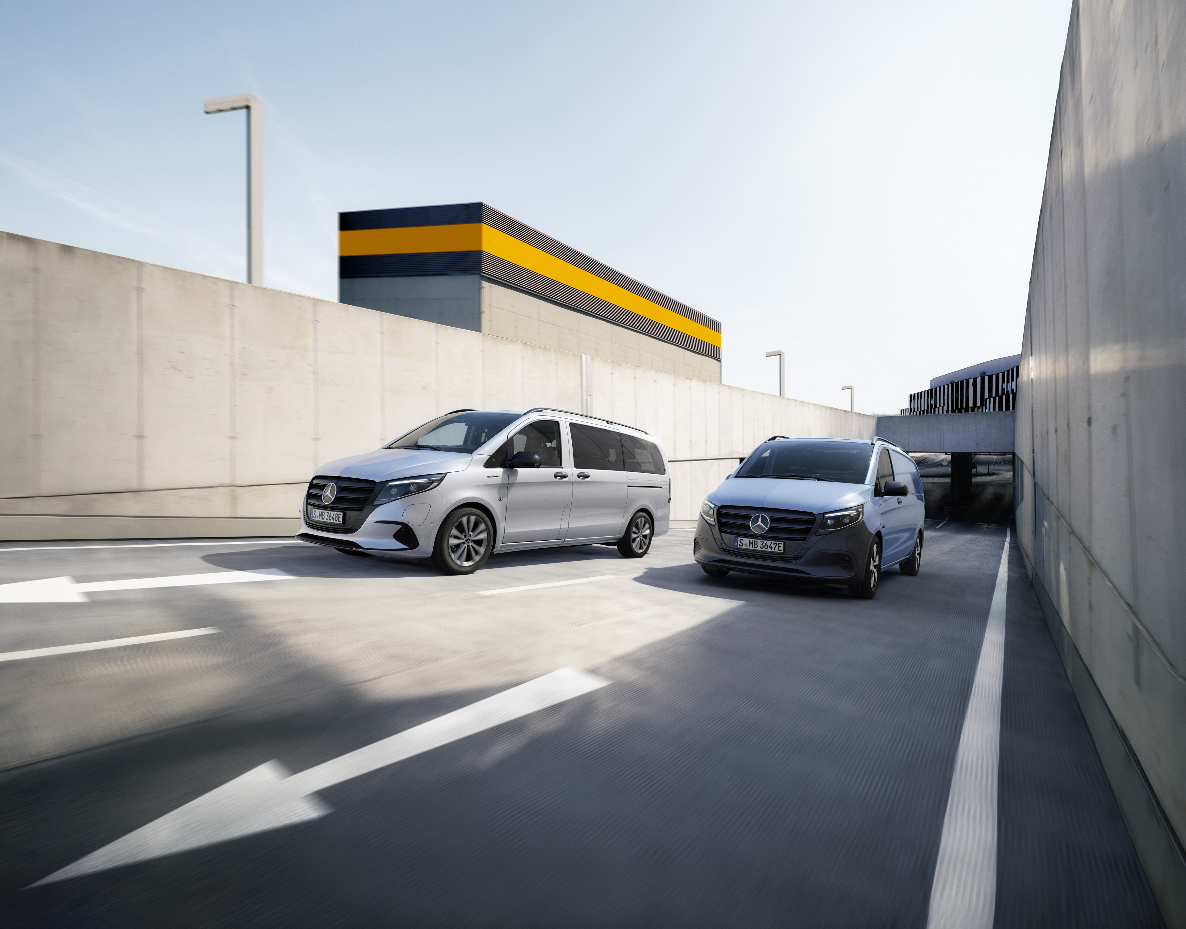 eVito Tourer en eVito Gesloten Bestelwagen | Mercedes-Benz Mercedes-Benz eVito Tourer en eVito Gesloten Bestelwagen rijden op de weg.