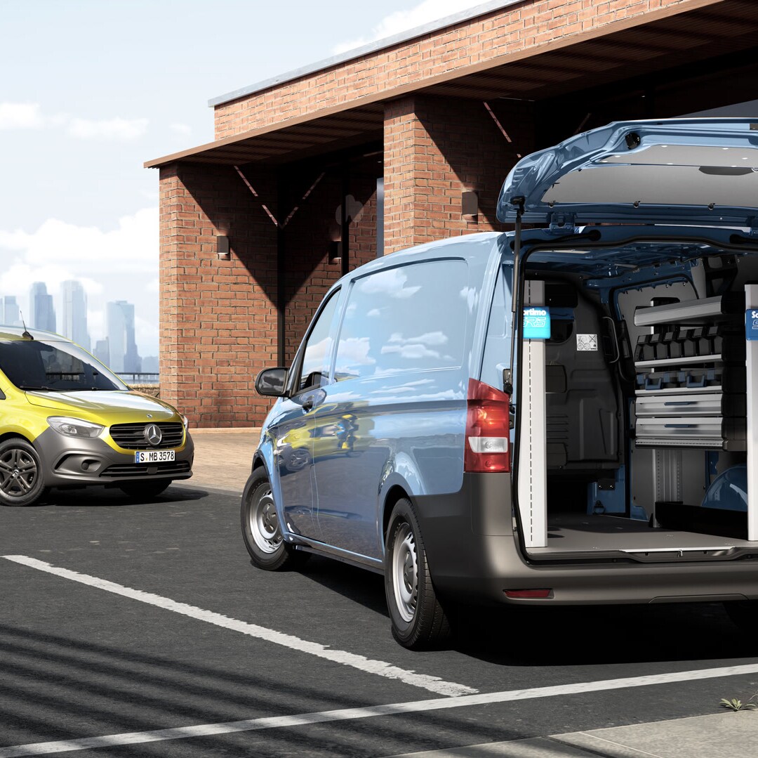 Mercedes-Benz bestelwagen met open achterklep en geïntegreerde werkplaatsinrichting in een stedelijke omgeving – efficiënte voertuigoplossing voor service- en handelsbedrijven.