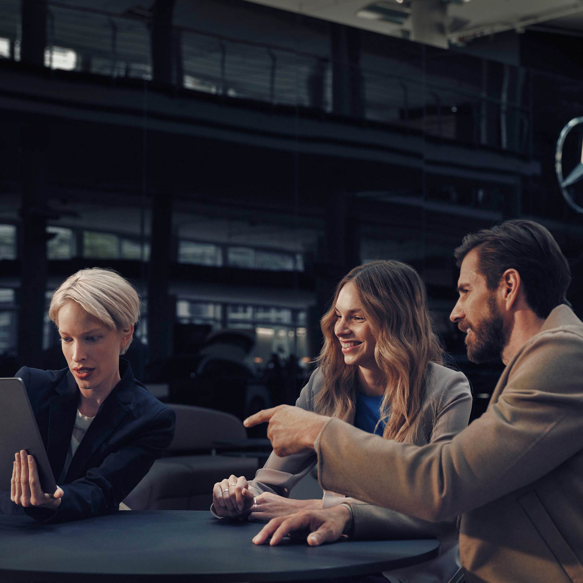Occasions | Lease en financiering | Financial Services | Mercedes-Benz Een man en vrouw zitten aan tafel met de Mercedes-Benz dealer