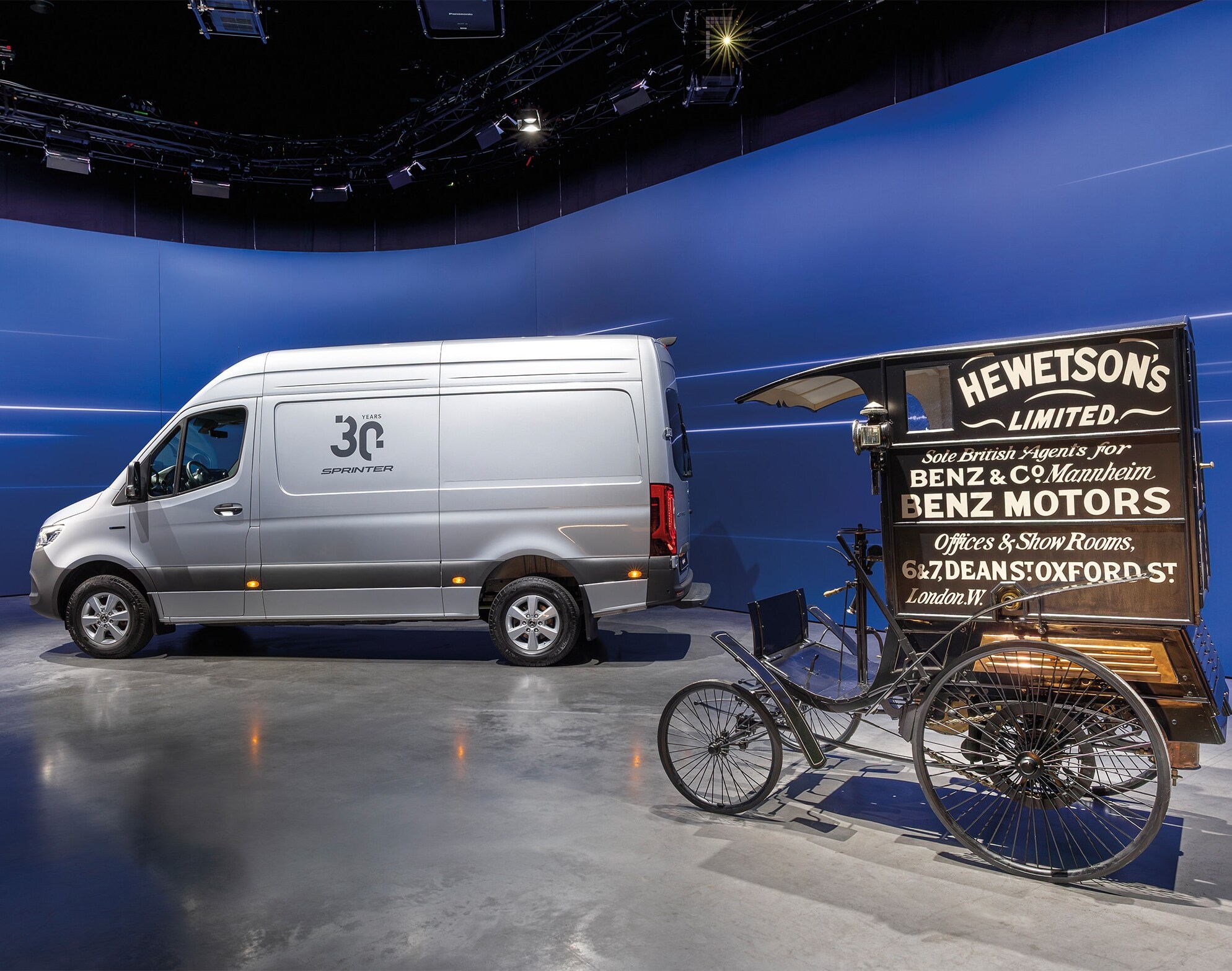 Mercedes-Benz Sprinter-bestelwagen en historisch Benz-besteldienstvoertuig tentoongesteld in een moderne showroom