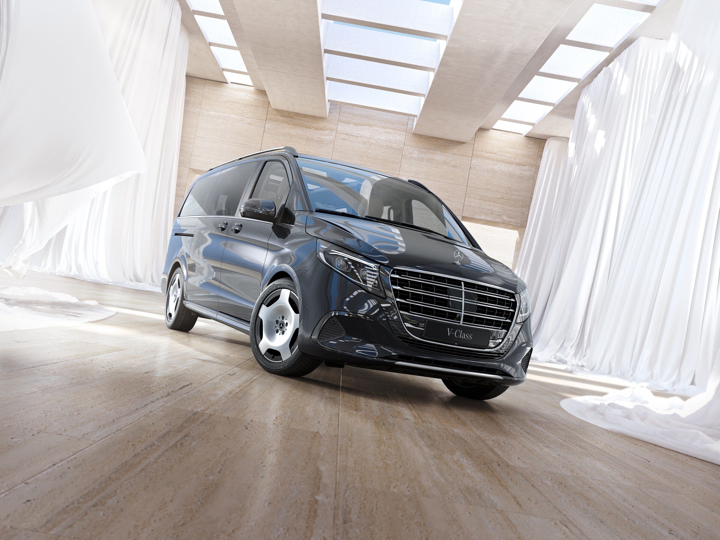 Mercedes-Benz V-Klasse personenbusje in een licht, modern interieur met dakramen