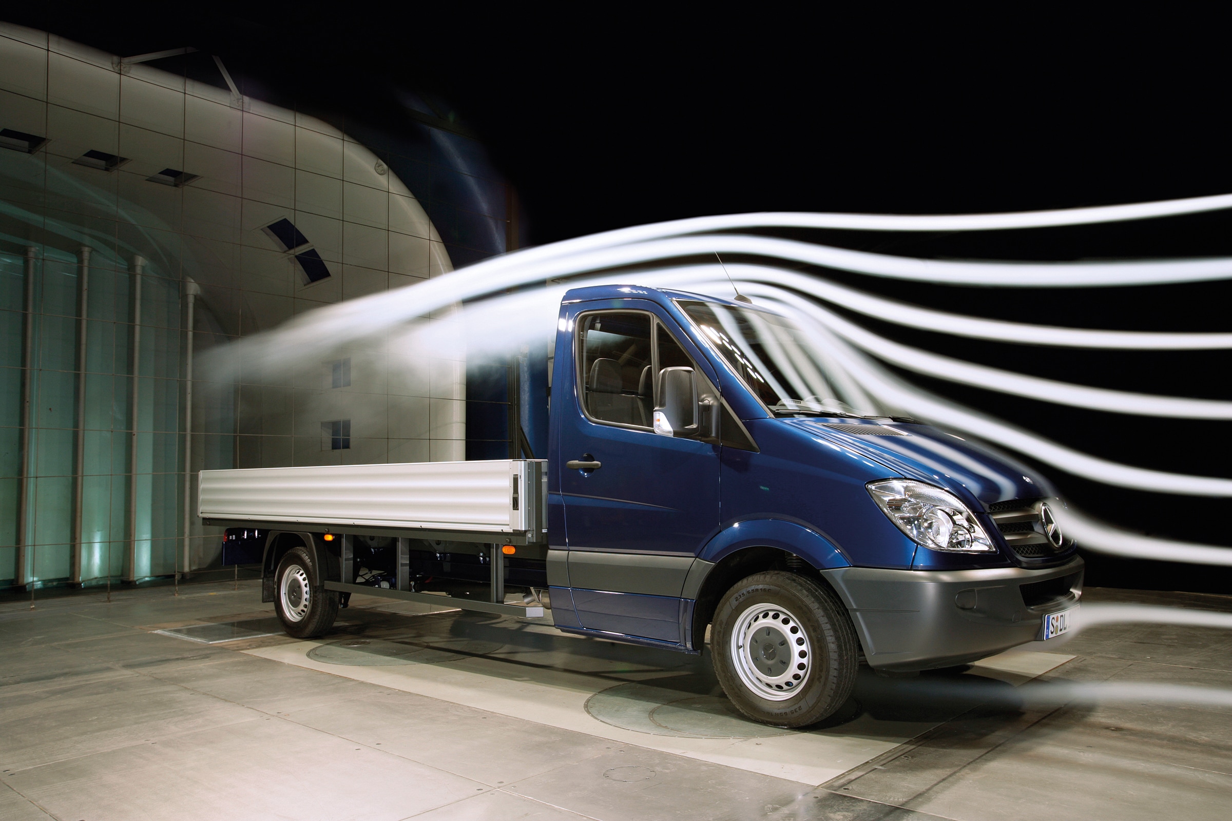 De Sprinter chassiscabine van de tweede generatie | Geschiedenis van bedrijfswagens | Mercedes-Benz Sprinter-chassiscabine tentoongesteld in de testfaciliteit van de windtunnel
